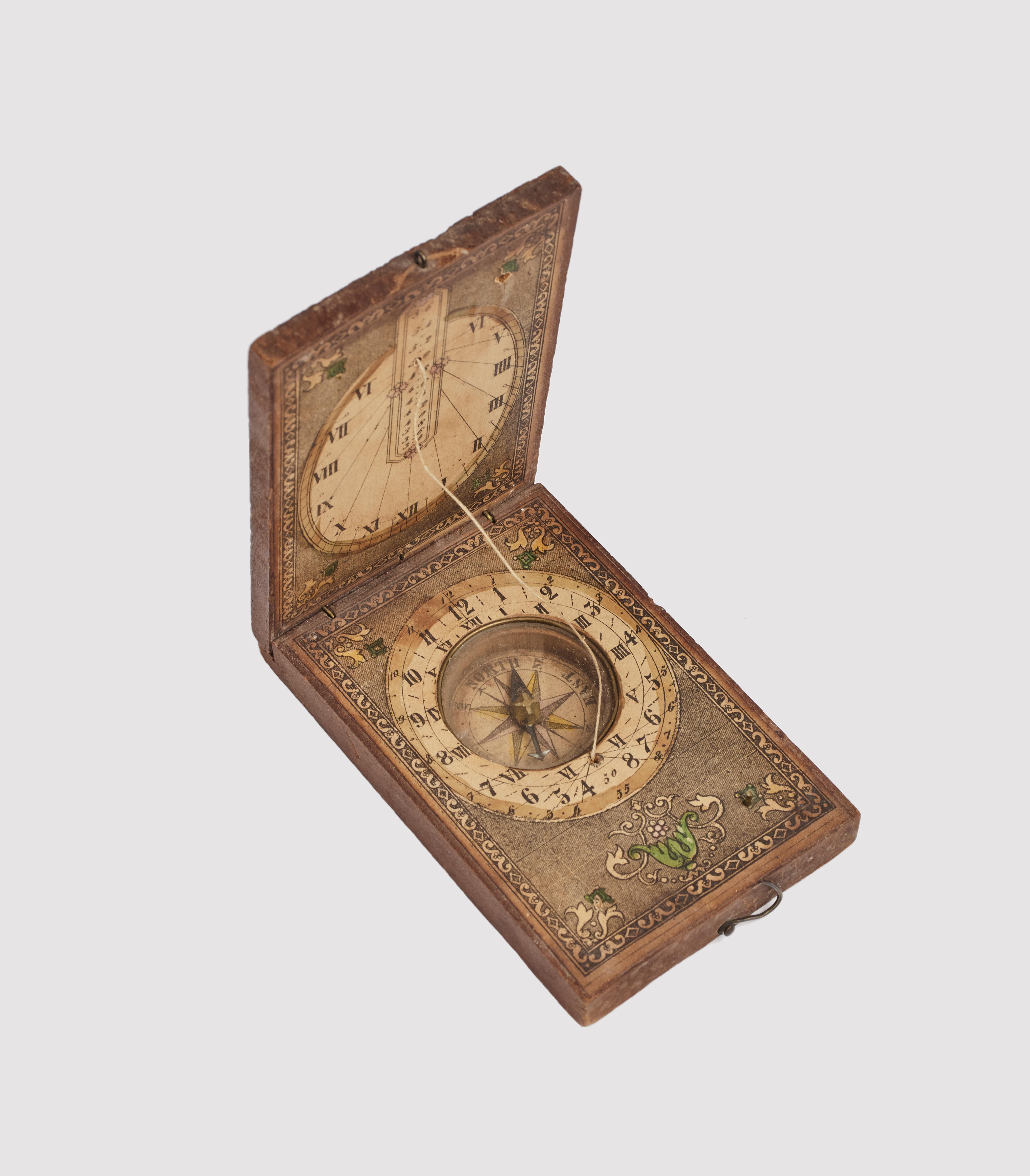 Pocket sundial, made out of wood, with print paper element on both the internal sides and to the top. England end of XVIII cent.