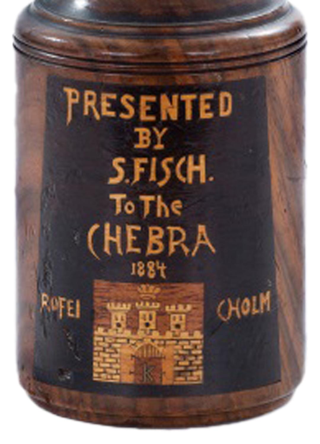 Un marteau en bois unique, offert à la société Chebra Rofei Cholim Krakauer à New York, 1884.

Ce gavel en bois est doté d'une longue poignée balustre et d'un corps circulaire épais, avec une inscription dédicatoire au bas de l'avant : 