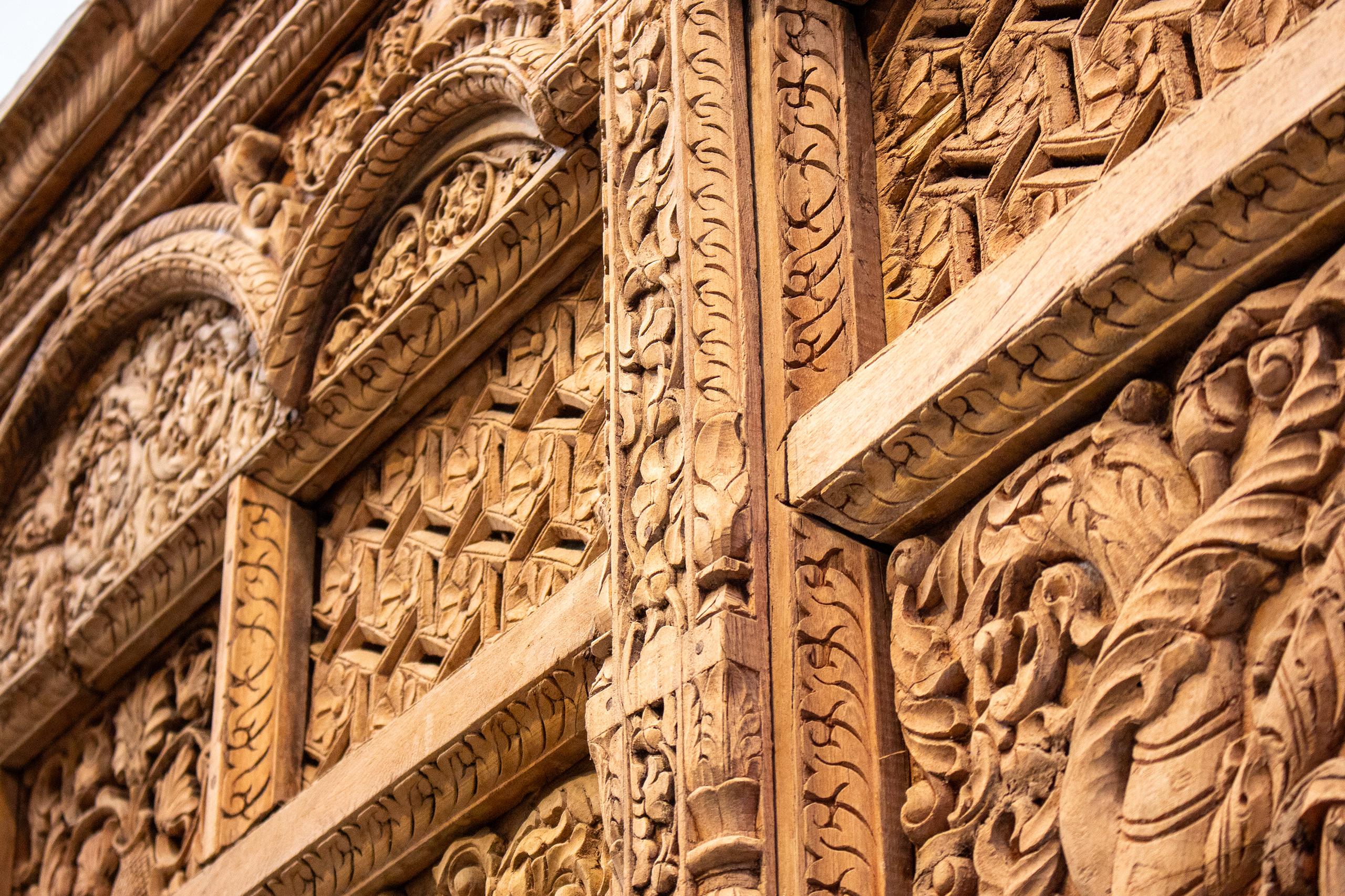 Una columnata india de madera con cinco arcos y alcobas para velas en venta 3