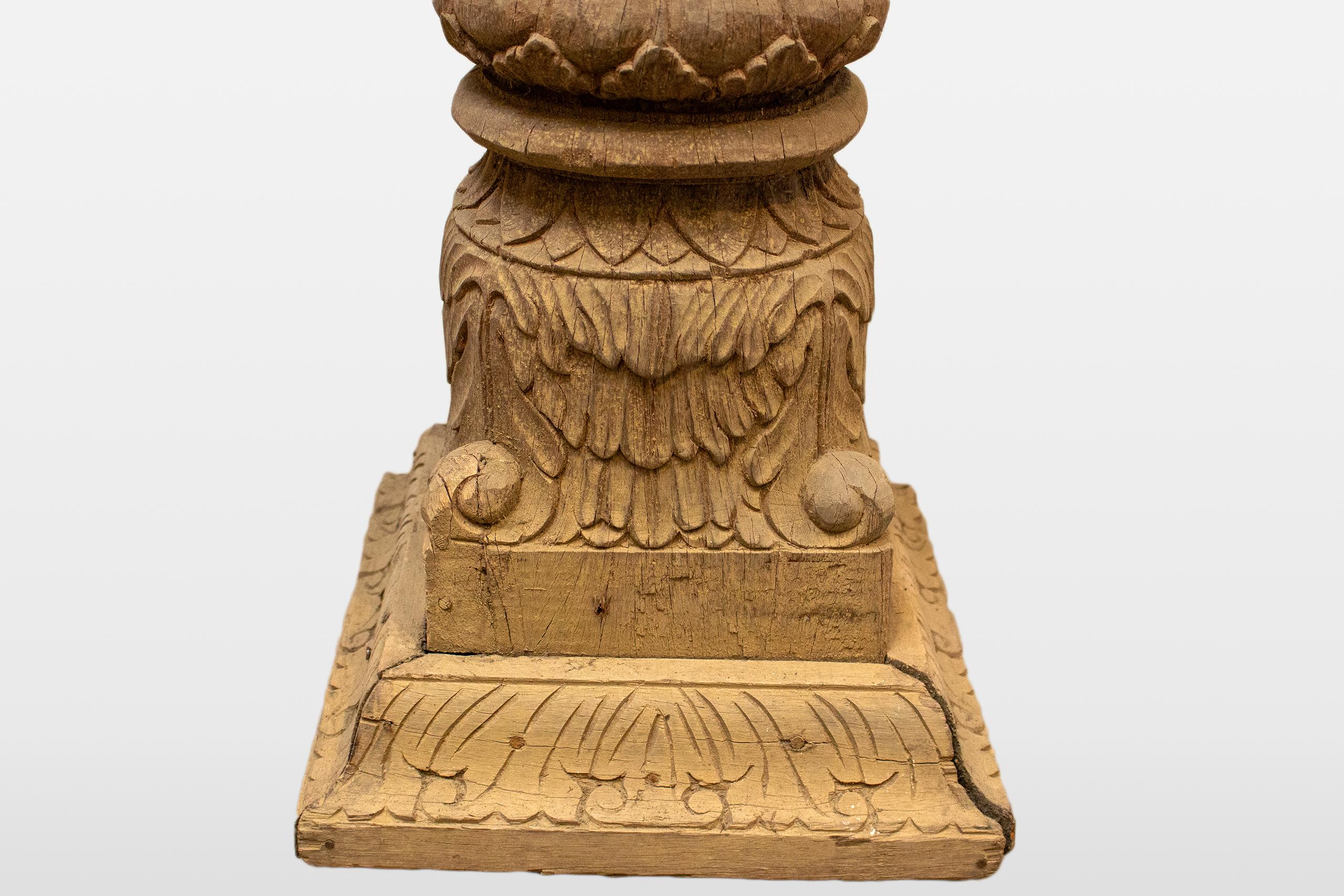 Una columnata india de madera con cinco arcos y alcobas para velas en venta 5