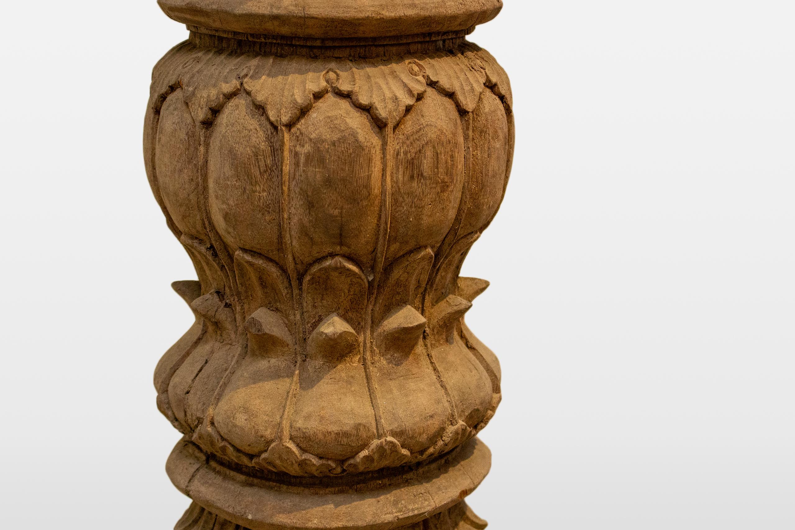 Una columnata india de madera con cinco arcos y alcobas para velas en venta 6