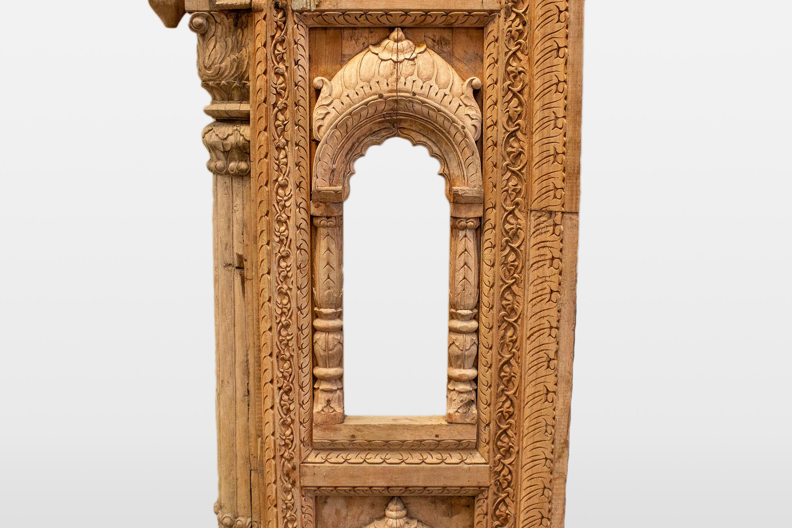 Una columnata india de madera con cinco arcos y alcobas para velas en venta 7