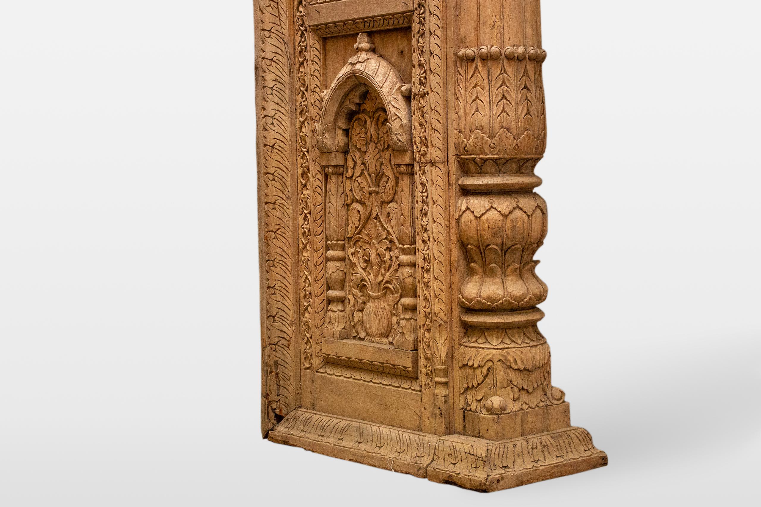 Una columnata india de madera con cinco arcos y alcobas para velas en venta 8