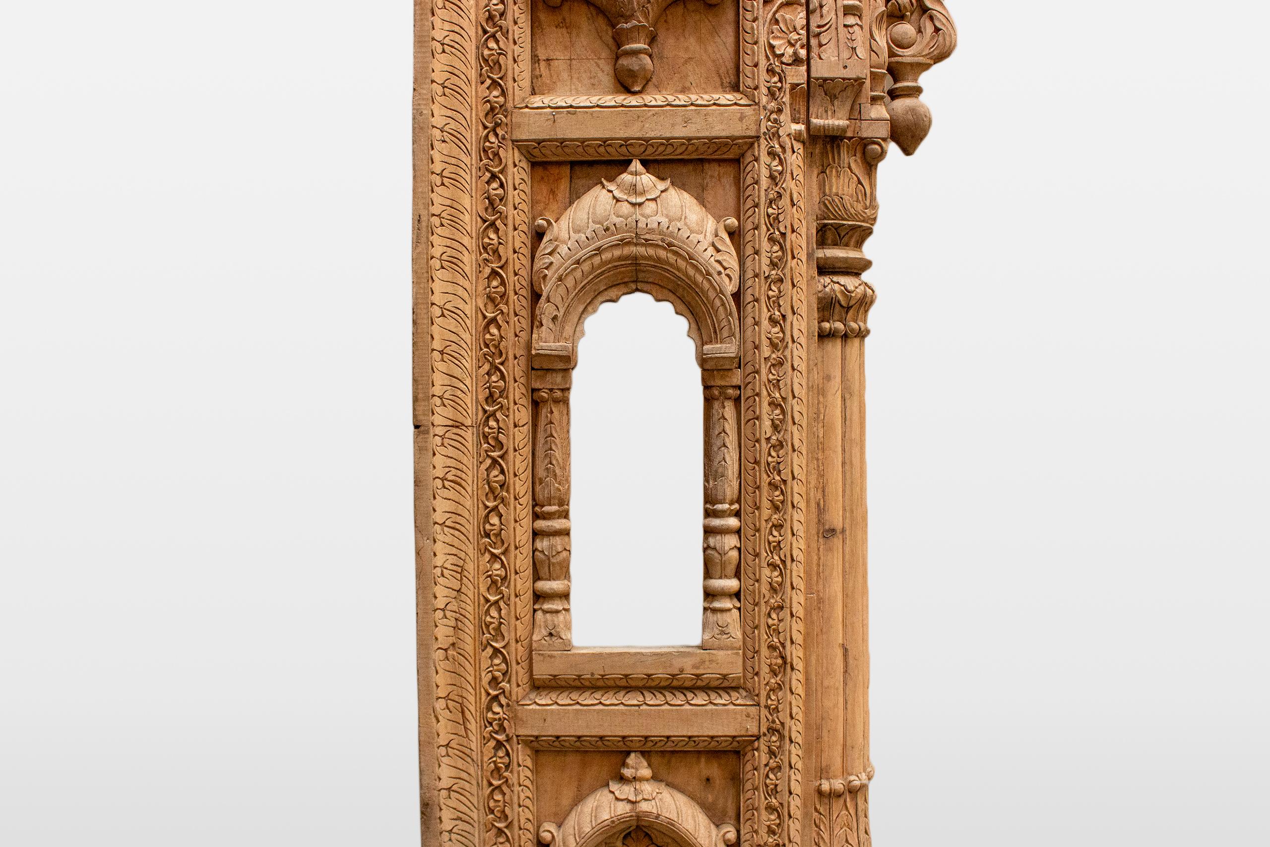 Una columnata india de madera con cinco arcos y alcobas para velas en venta 9