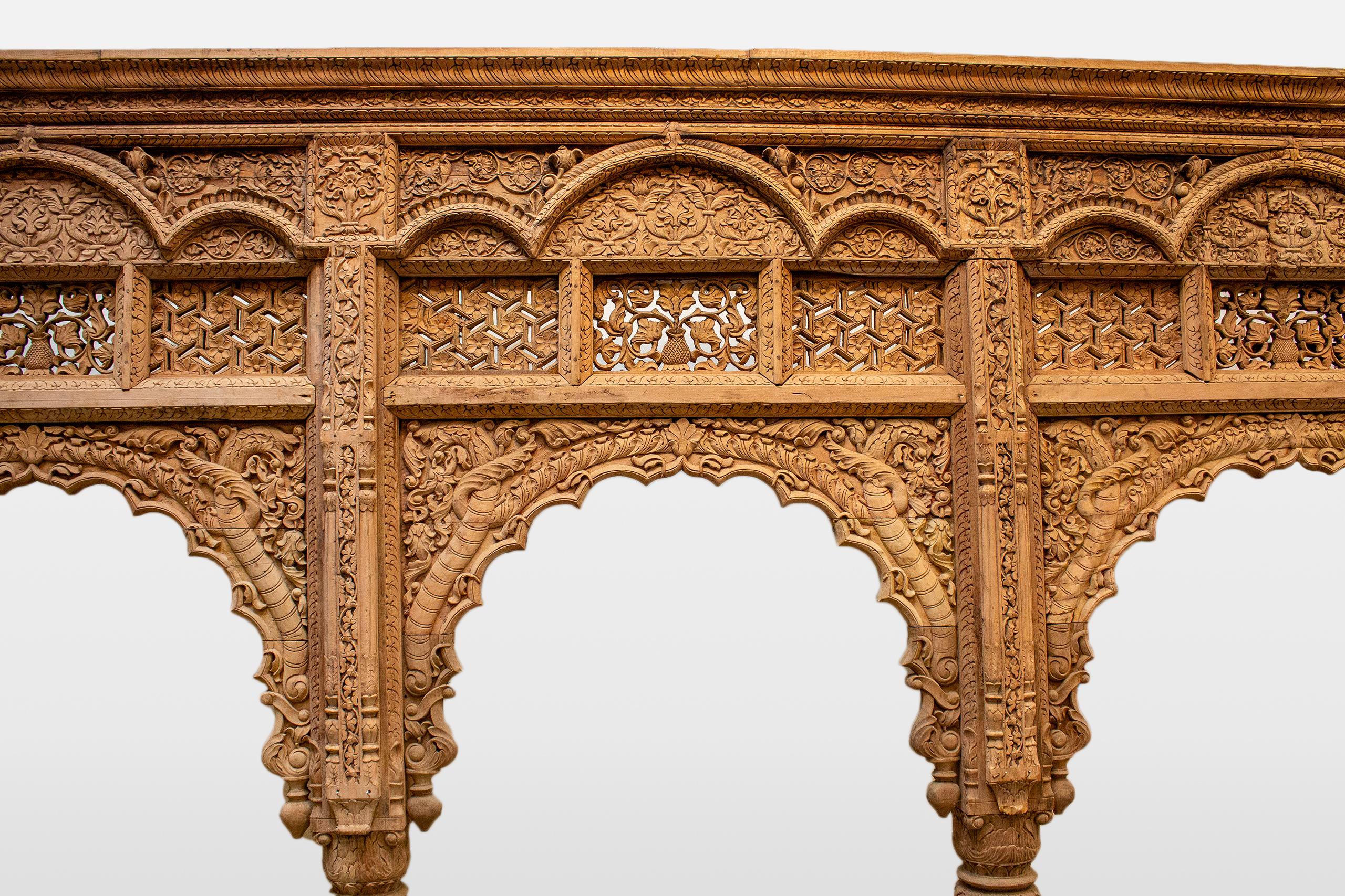 Una columnata india de madera con cinco arcos y alcobas para velas en venta 10