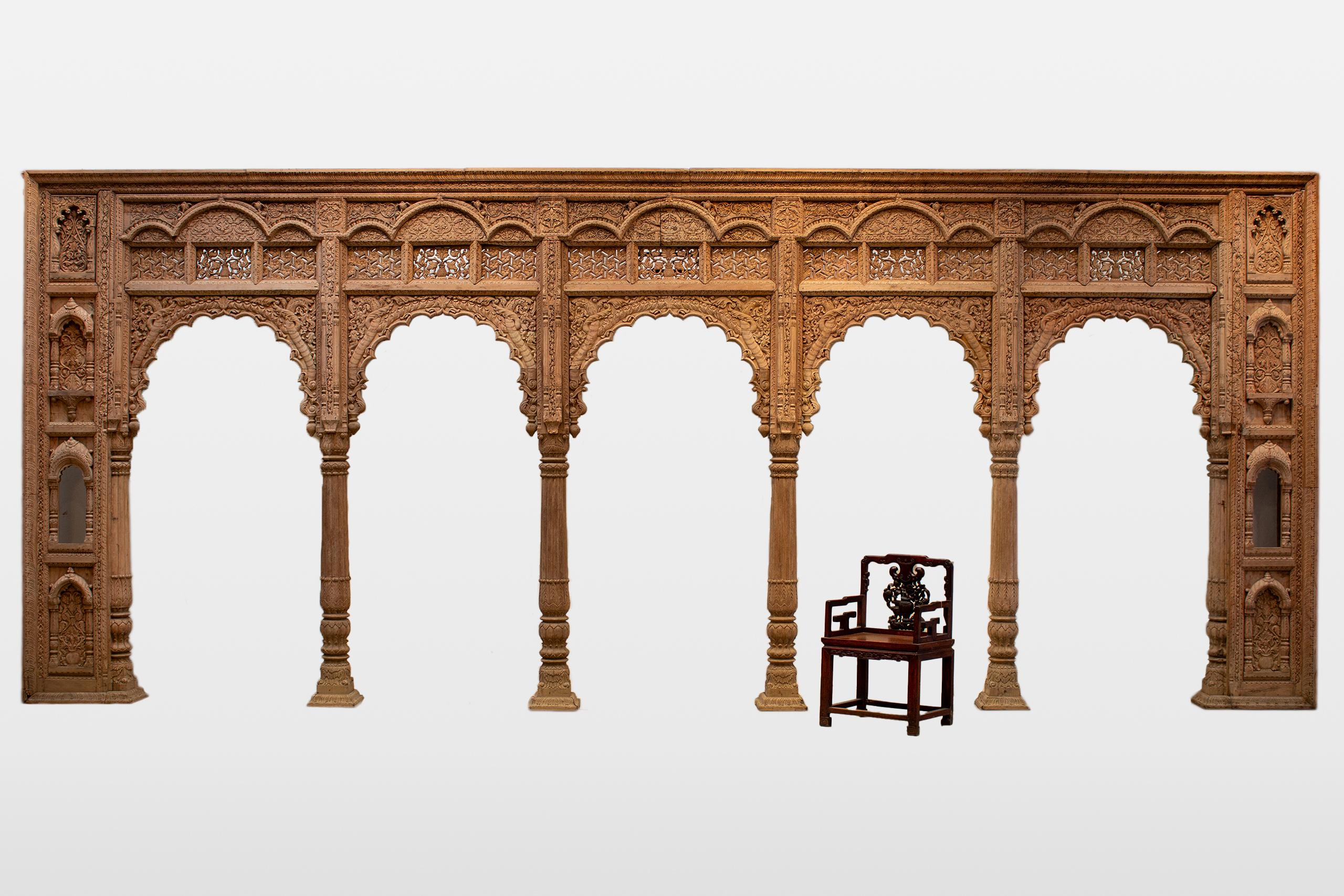 Una columnata india de madera con cinco arcos y alcobas para velas Indio en venta