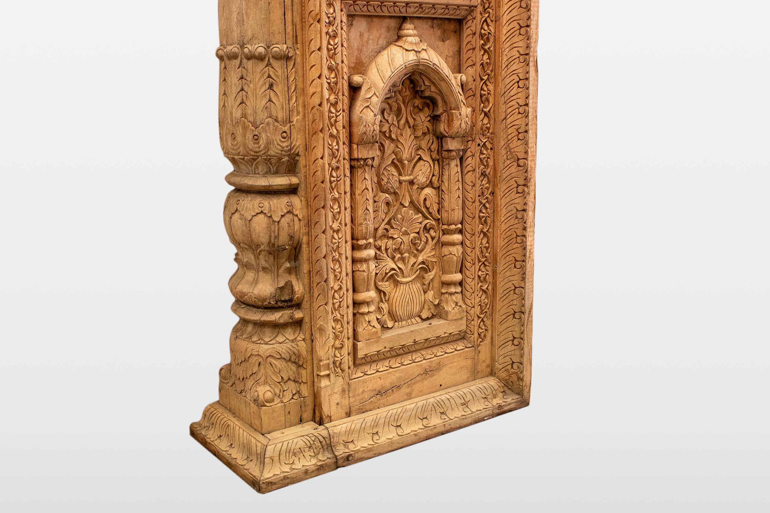 Una columnata india de madera con cinco arcos y alcobas para velas Tallado a mano en venta
