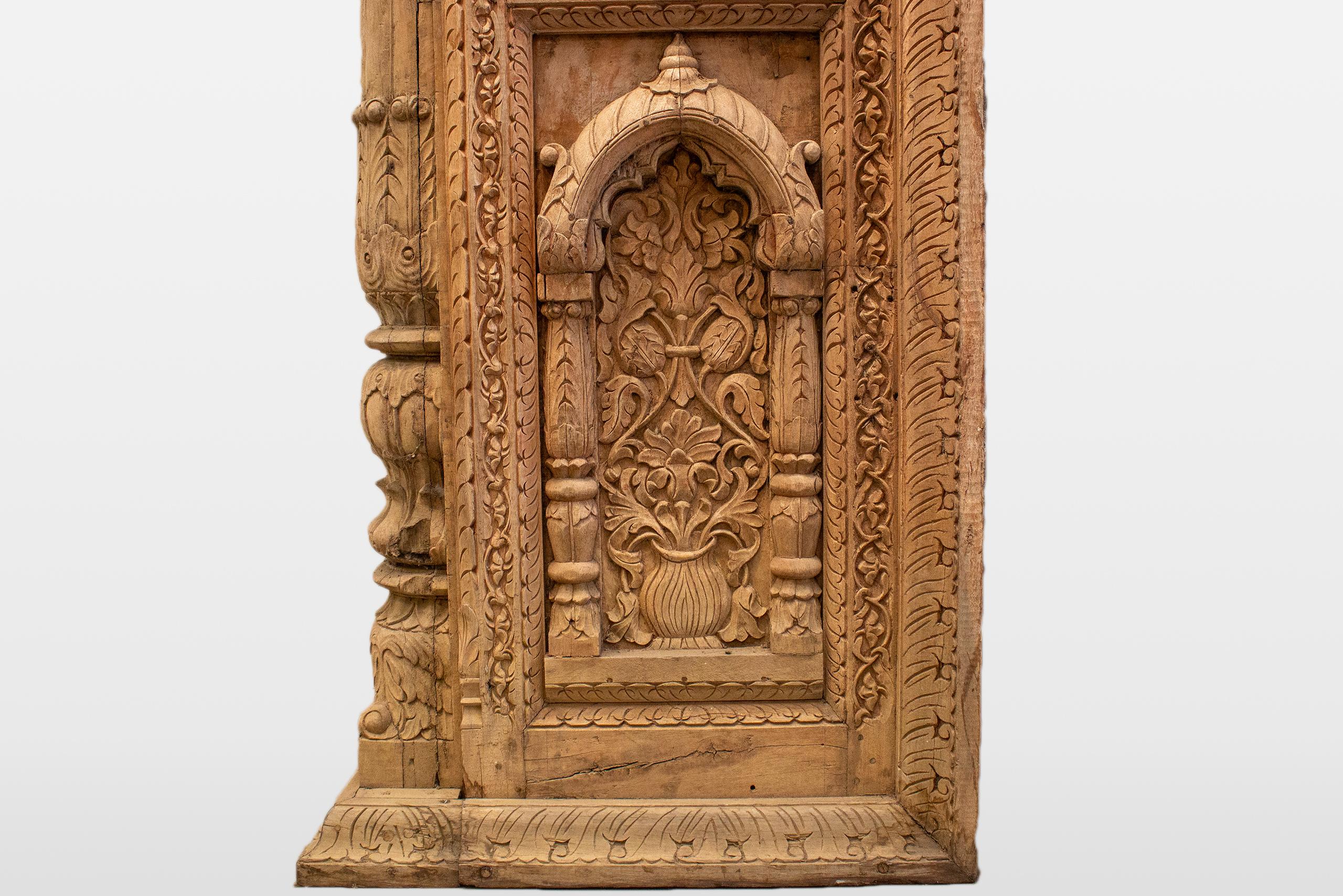 Una columnata india de madera con cinco arcos y alcobas para velas en Bueno estado para la venta en Chicago, IL