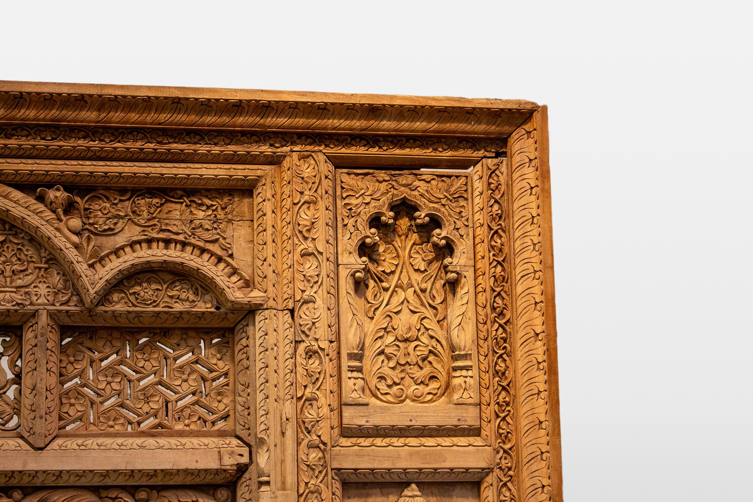 Una columnata india de madera con cinco arcos y alcobas para velas Siglo XXI y contemporáneo en venta