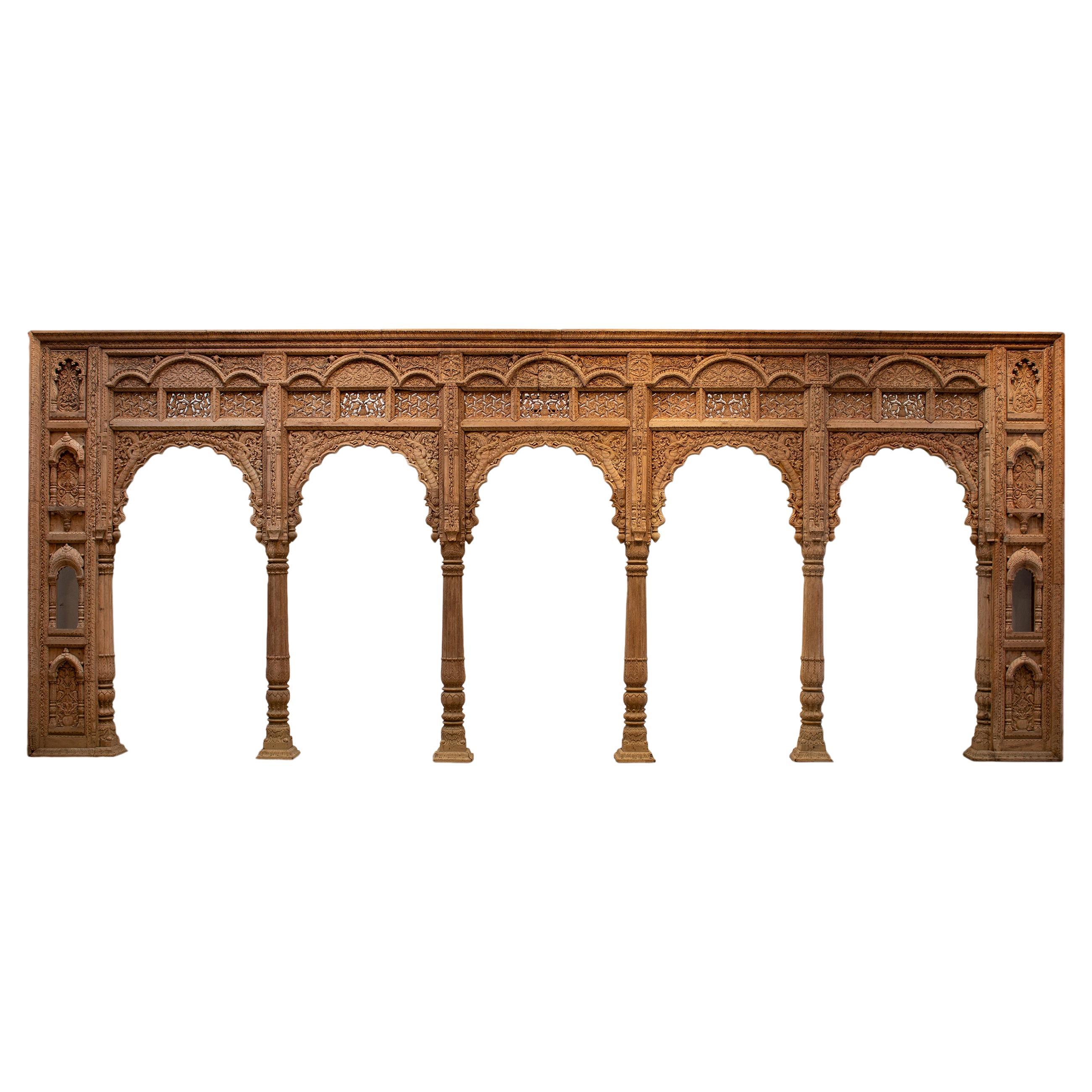 Indische Holz Colonnade aus Holz mit fünf Bögen und Kerzenständern