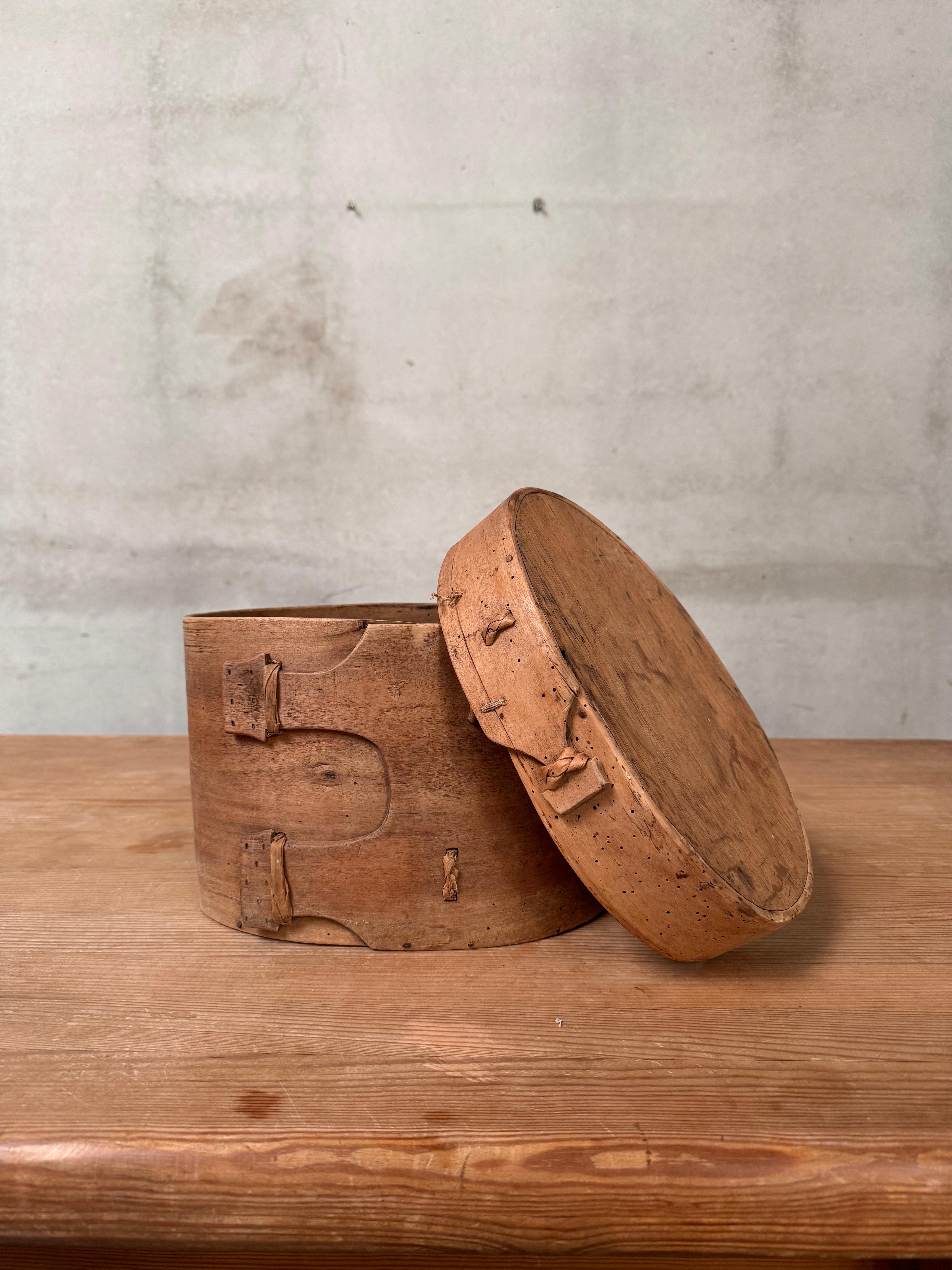 A wooden lockbox, 19th century. In Fair Condition For Sale In Antwerpen, BE