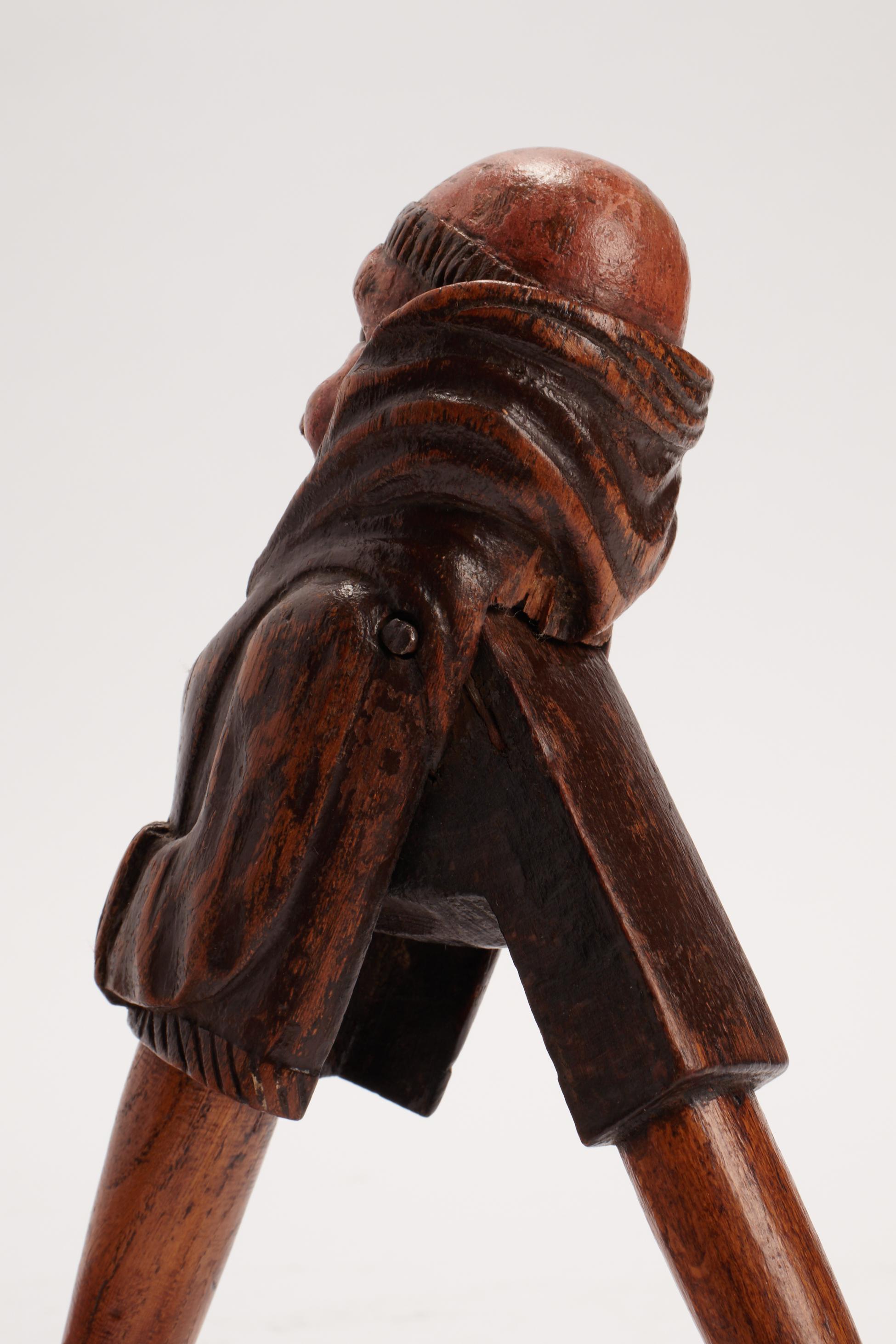 XIXe siècle Un crachoir à noix en bois représentant une frange, France 1870. en vente