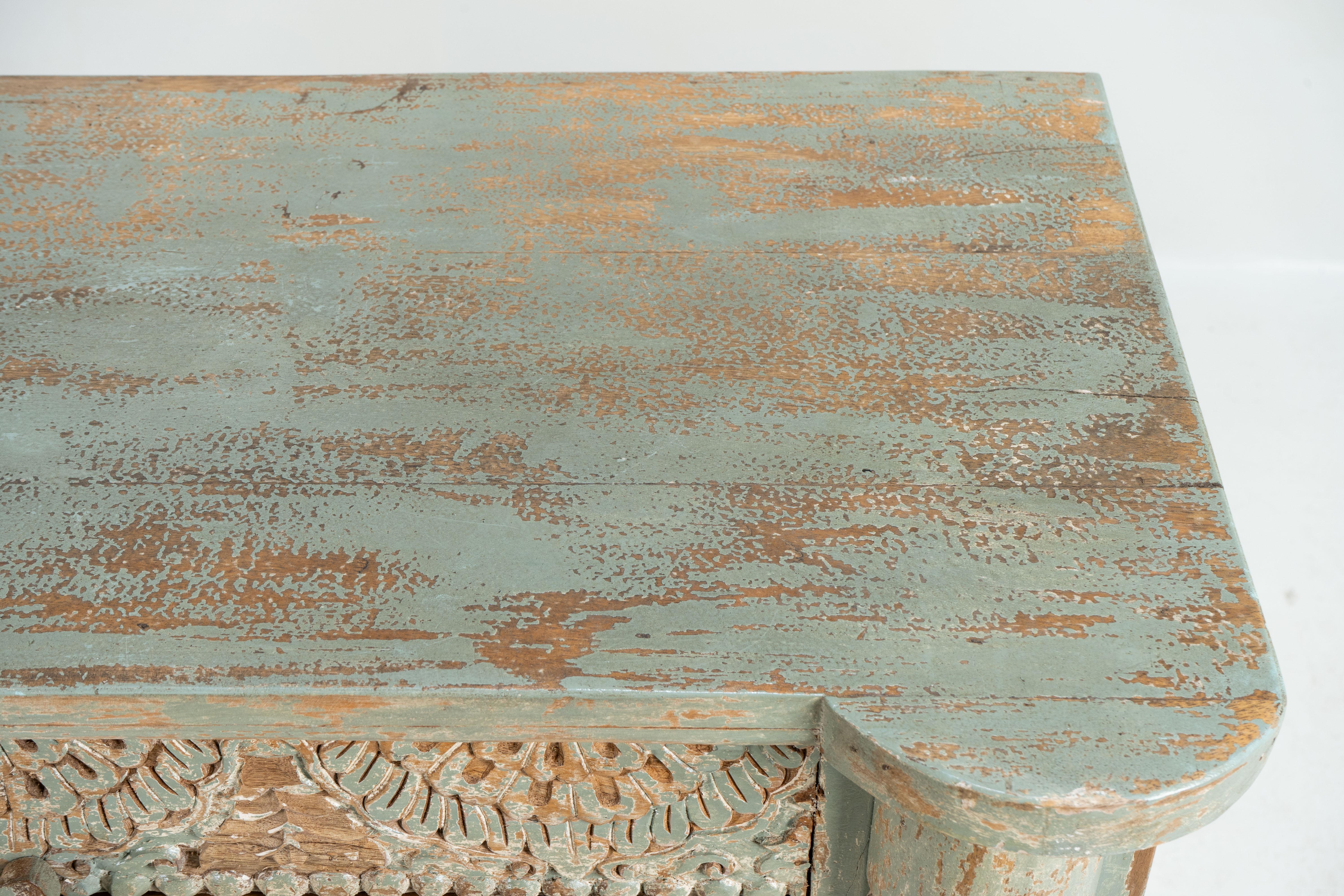 Una credenza in legno con ante traforate in legno in vendita 4