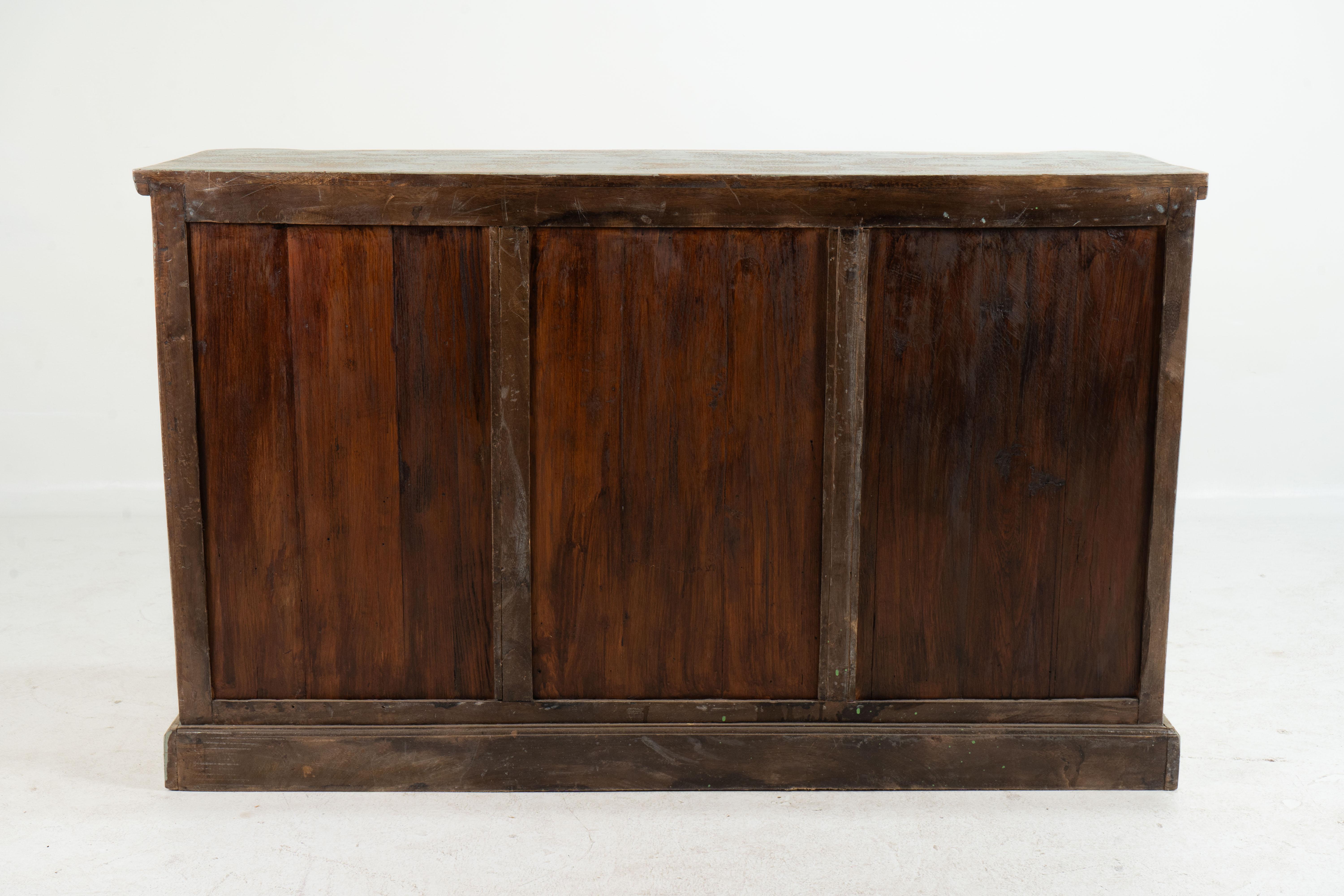 Una credenza in legno con ante traforate in legno in vendita 5
