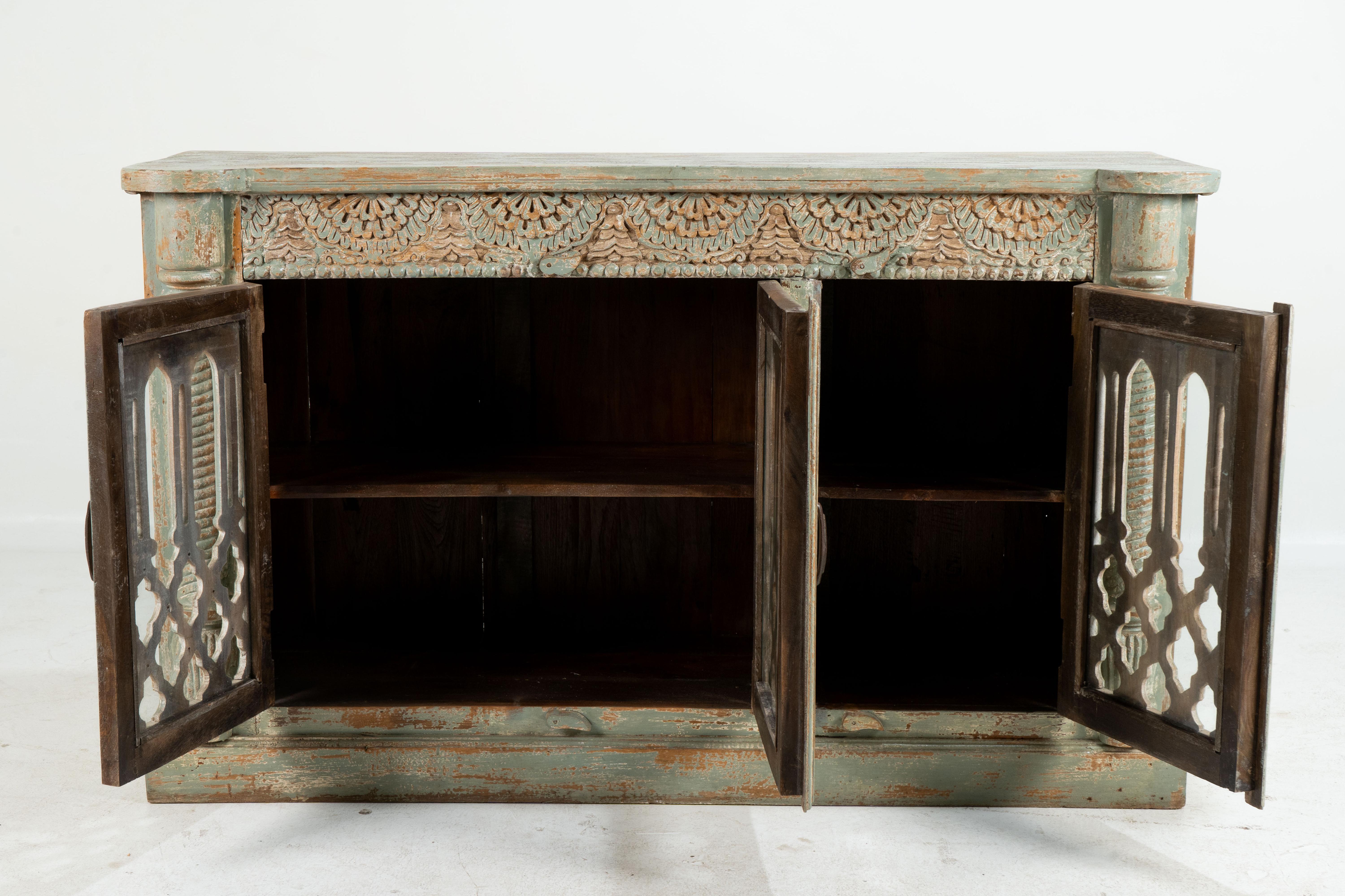Indiano Una credenza in legno con ante traforate in legno in vendita
