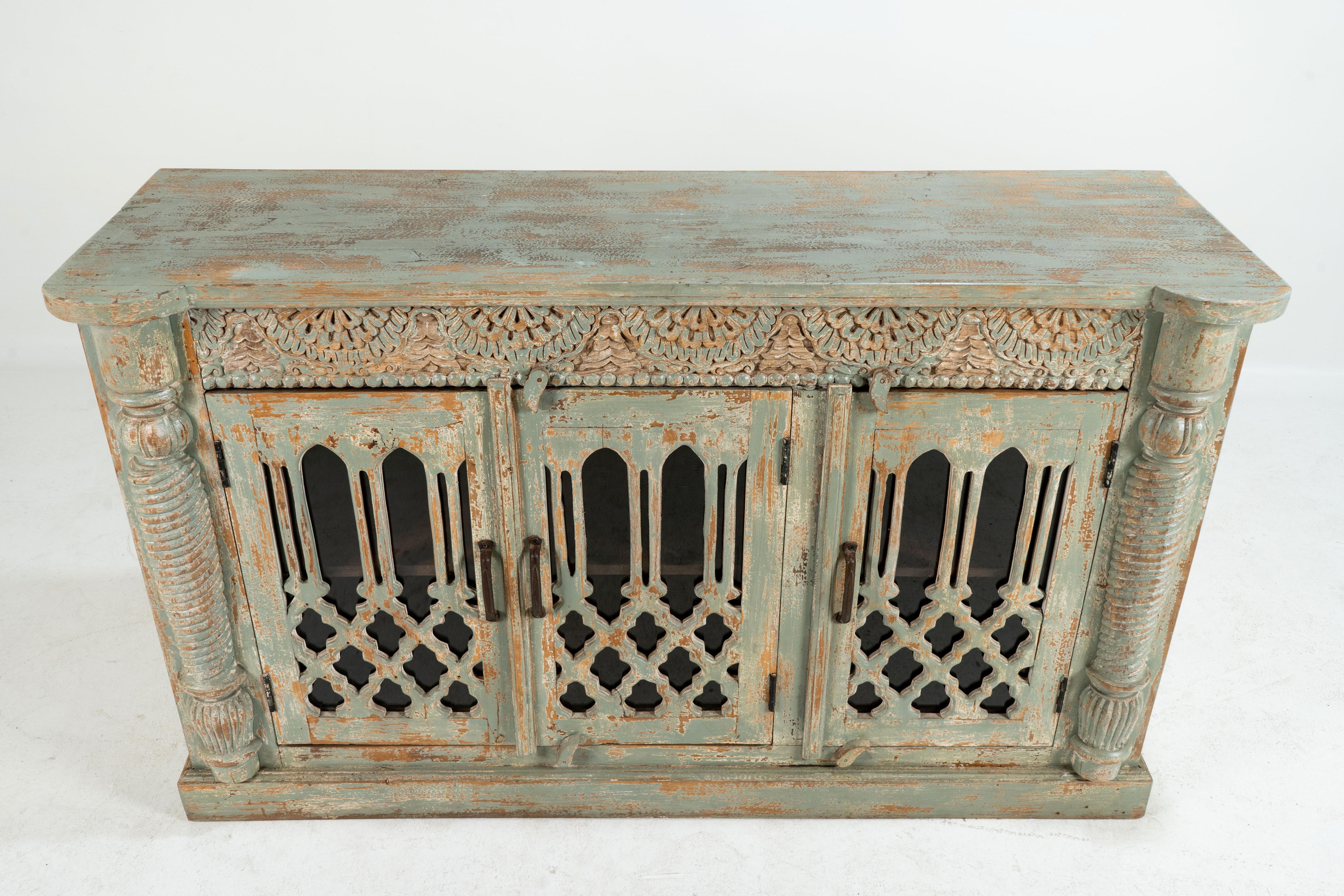 Una credenza in legno con ante traforate in legno In condizioni buone in vendita a Chicago, IL