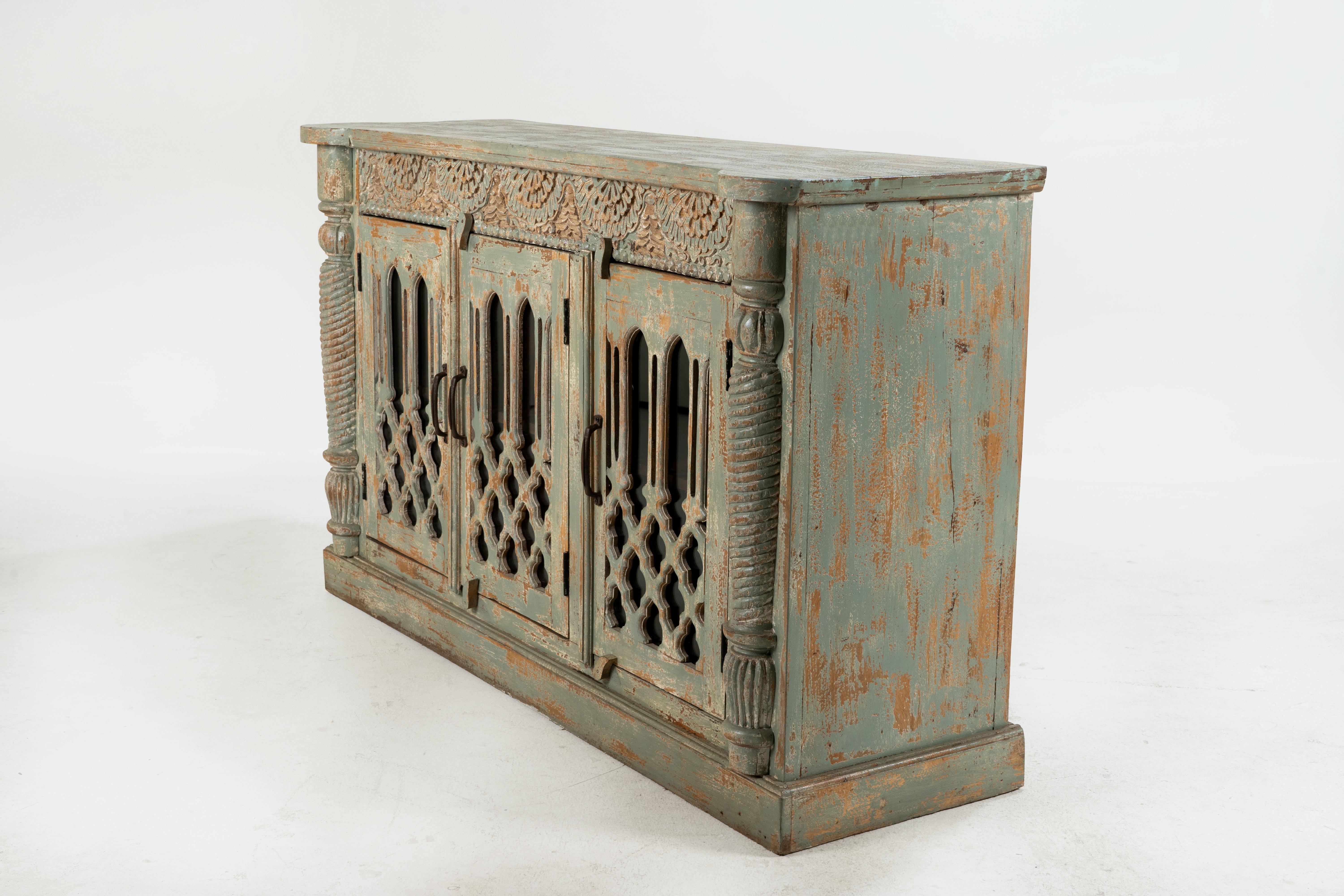 XXI secolo e contemporaneo Una credenza in legno con ante traforate in legno in vendita