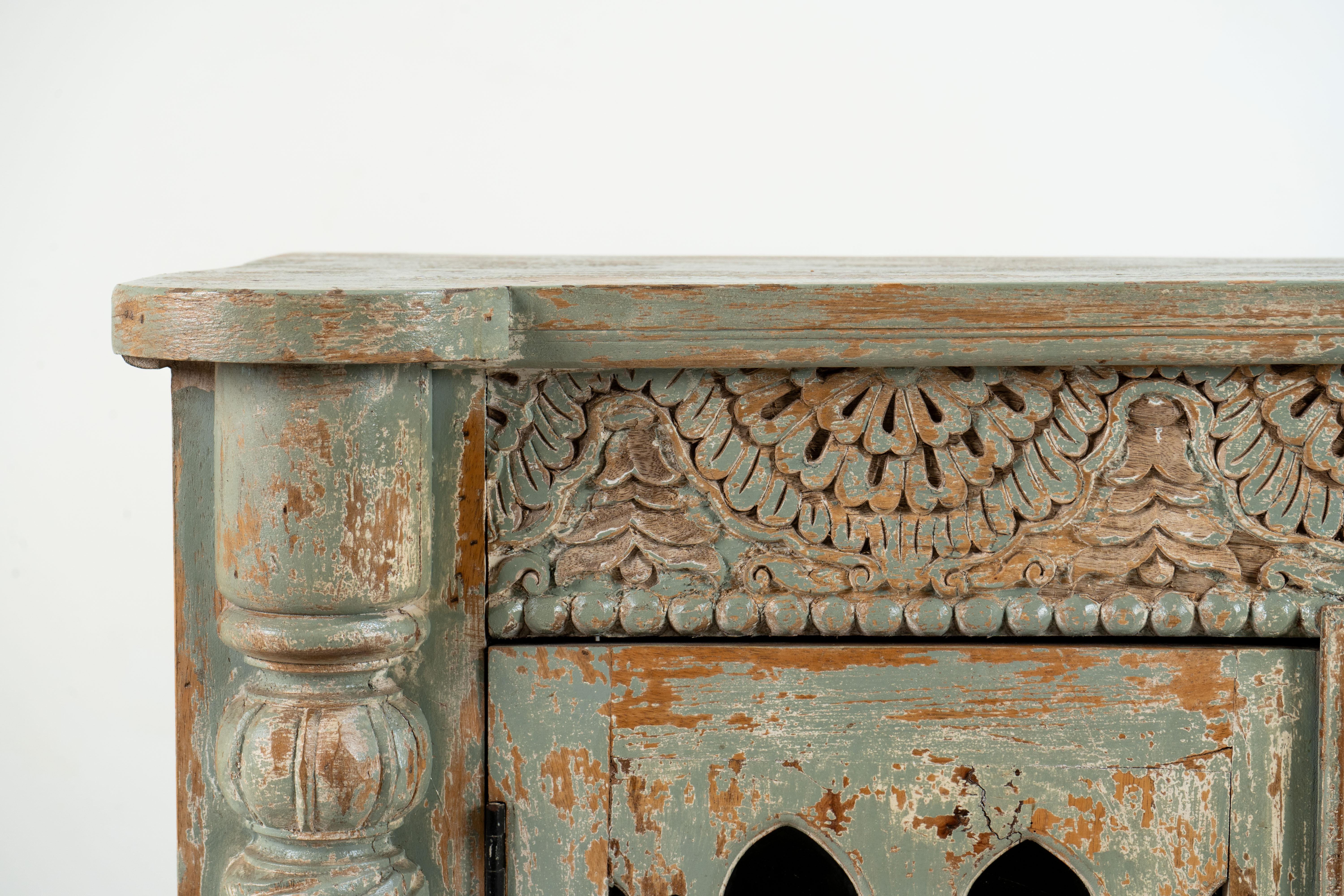 Legno massiccio Una credenza in legno con ante traforate in legno in vendita