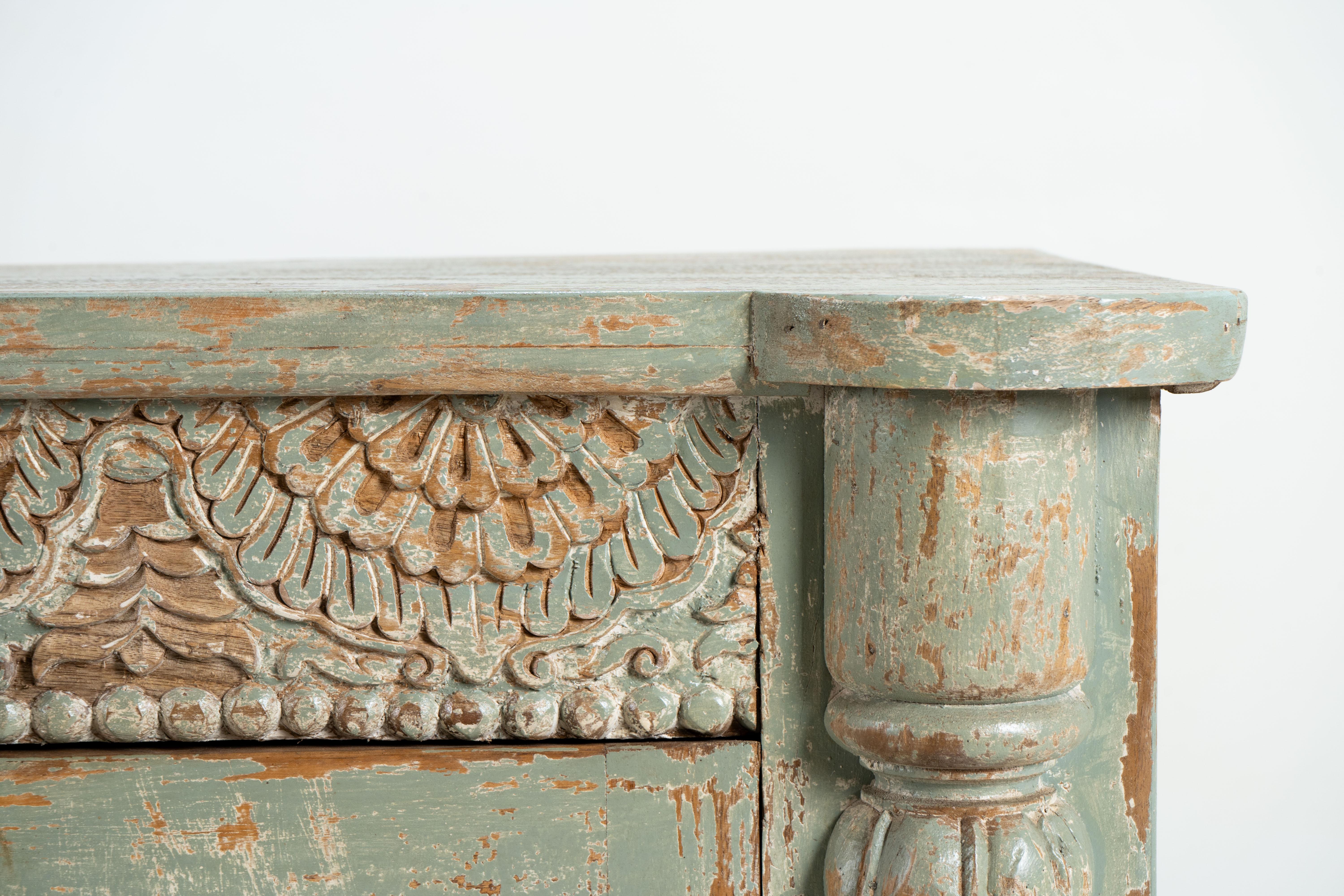 Una credenza in legno con ante traforate in legno in vendita 1
