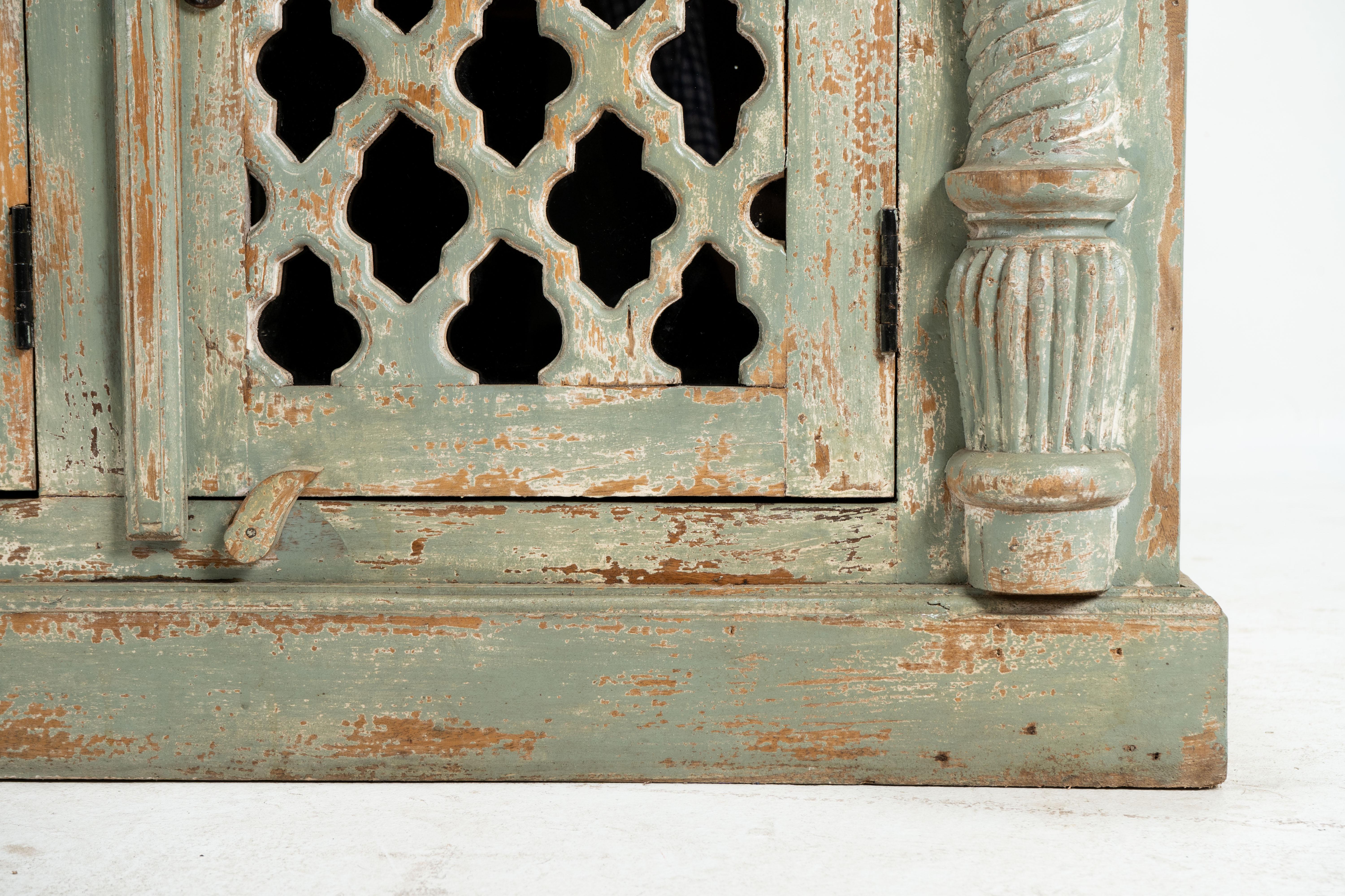 Una credenza in legno con ante traforate in legno in vendita 2