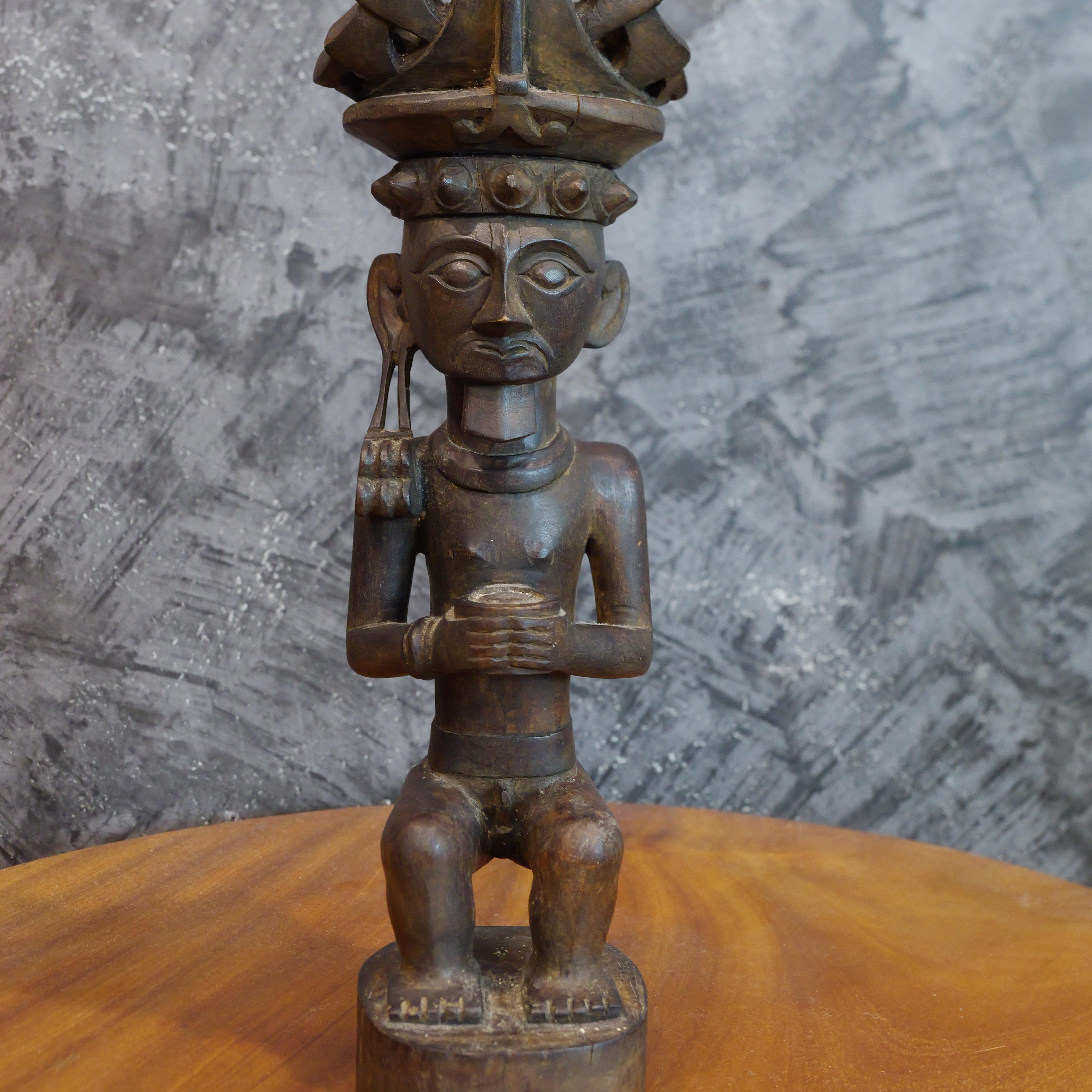 Diese Holzstatue von Siraha Salawa, einer edlen Ahnenfigur aus Nias in Indonesien, ist ein eindrucksvolles Beispiel für die Kunstfertigkeit und das kulturelle Erbe von Nias. Aus einem einzigen Stück Holz geschnitzt, steht diese Statue hoch und stolz