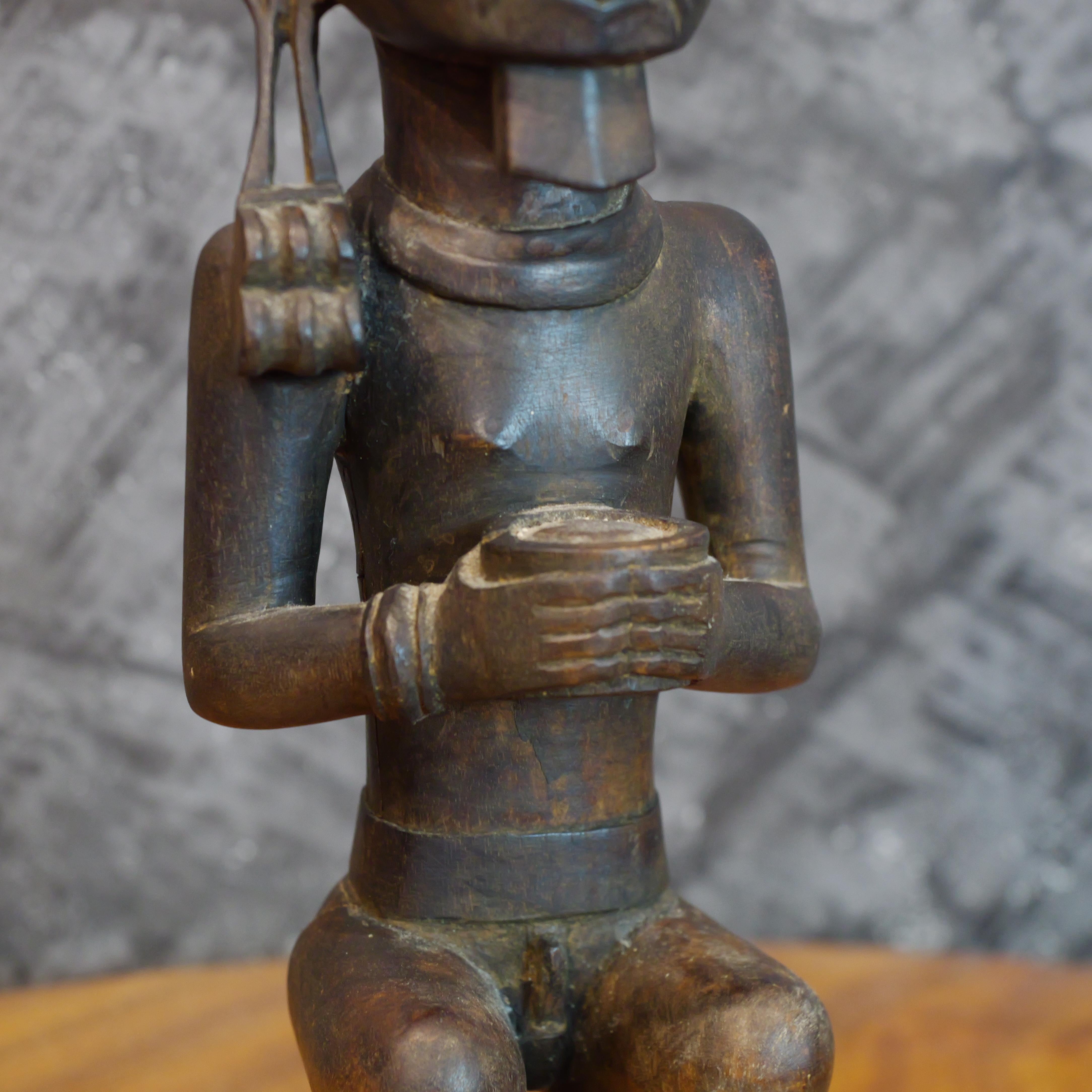 Eine Holzstatue Siraha Salawa, Indonesien, Nobel Nias, Wandleuchterfigur im Angebot 1