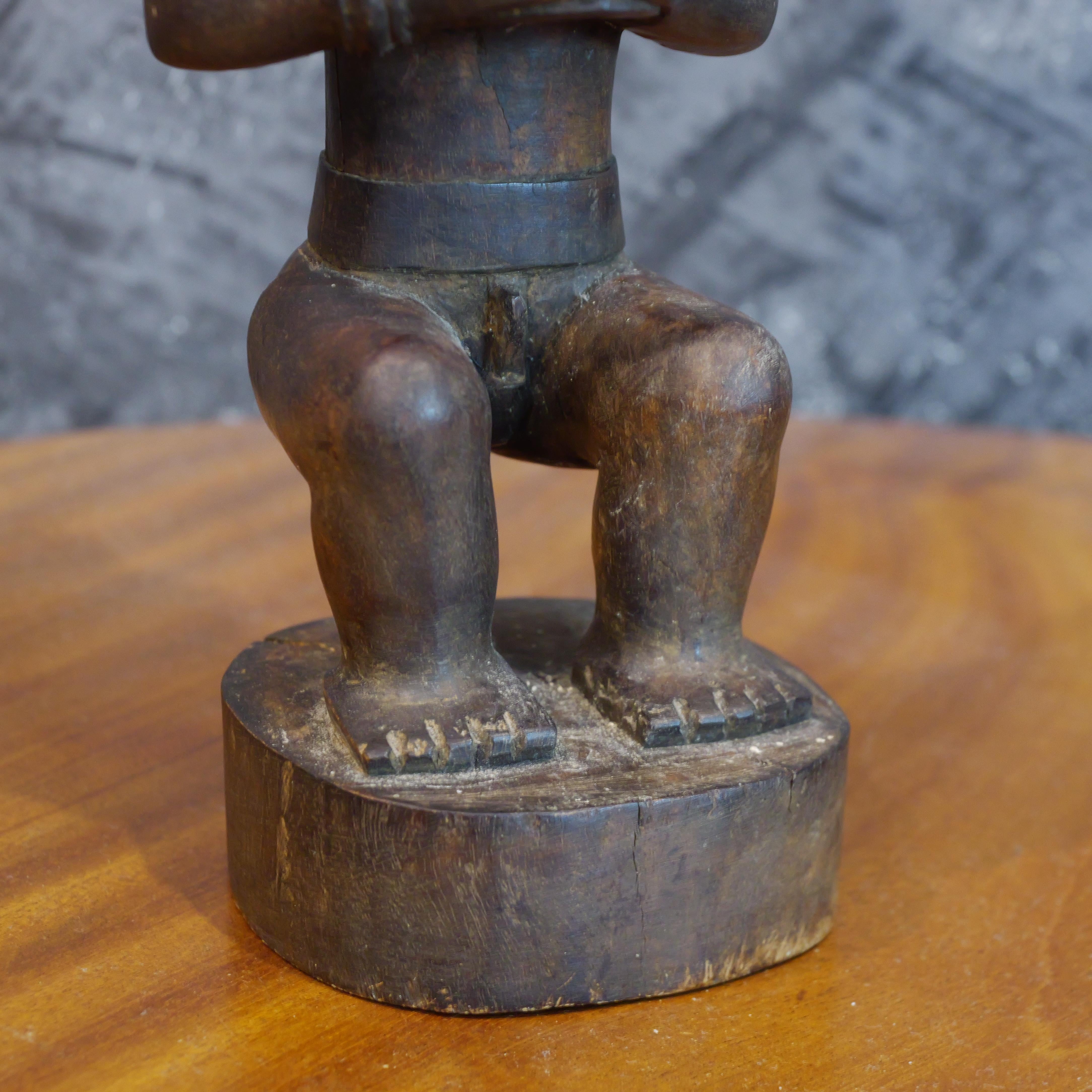 Eine Holzstatue Siraha Salawa, Indonesien, Nobel Nias, Wandleuchterfigur im Angebot 2