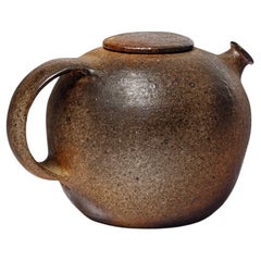 Théière en grès cuit au feu de bois par Elisabeth Joulia à La Borne, vers 1970-1980.