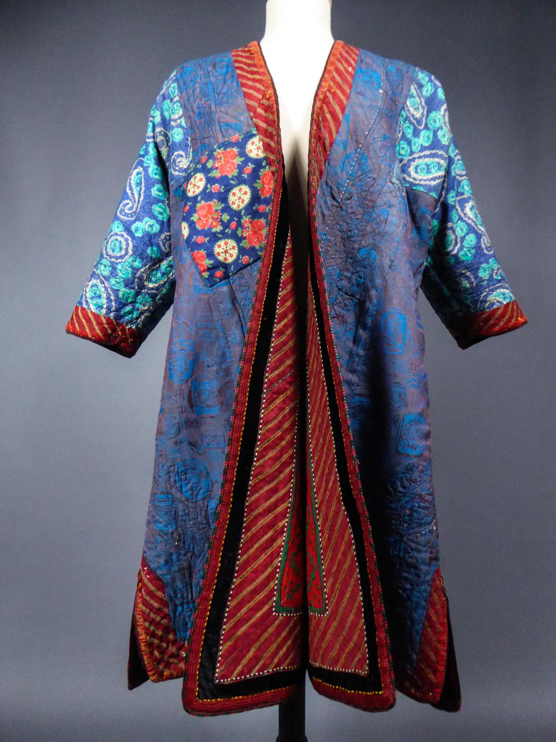 A Woolen Appliqué Coat - Turkmenistan Circa 1950 For Sale 9