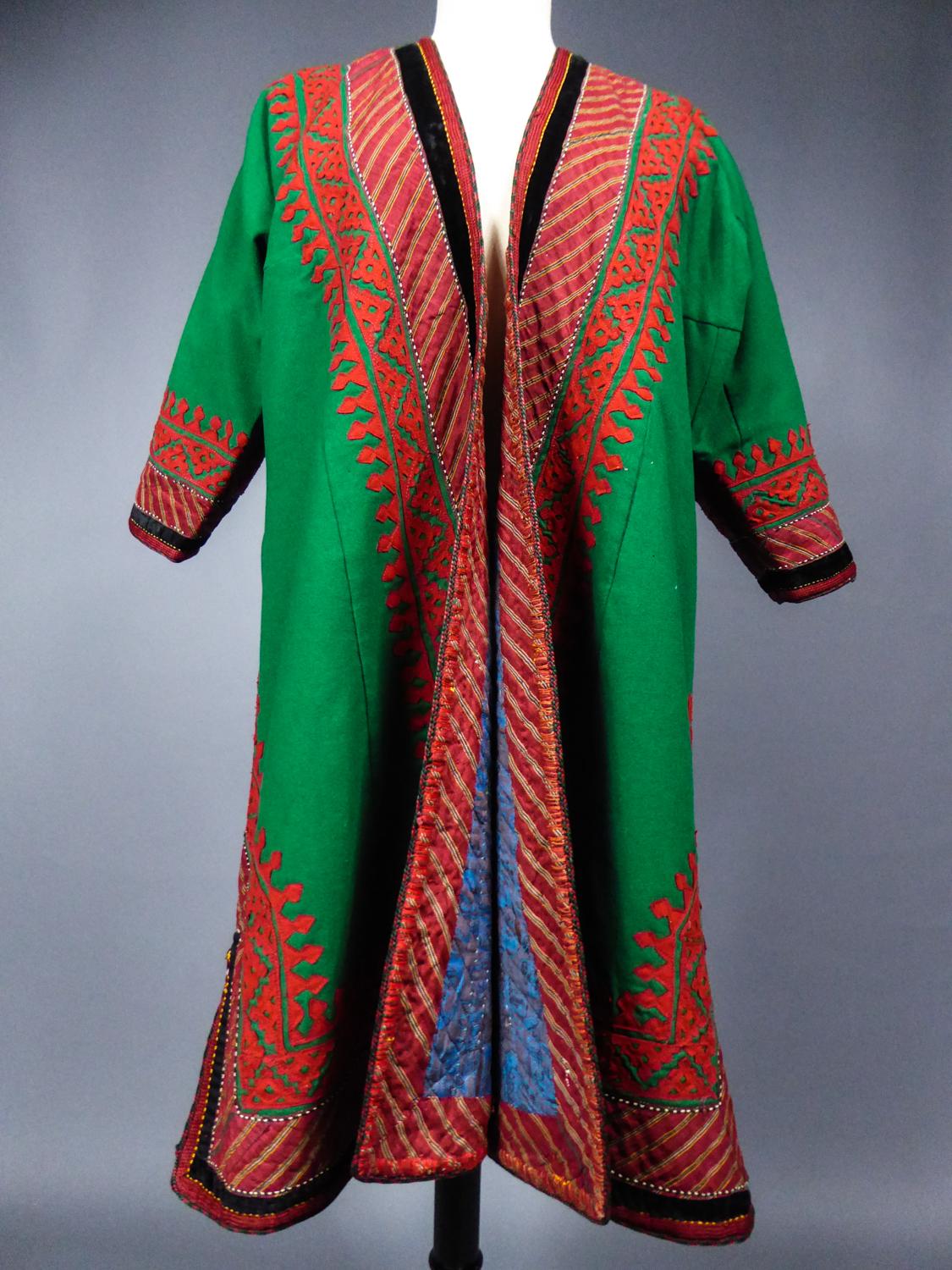 A Woolen Appliqué Coat - Turkmenistan Circa 1950 For Sale 10