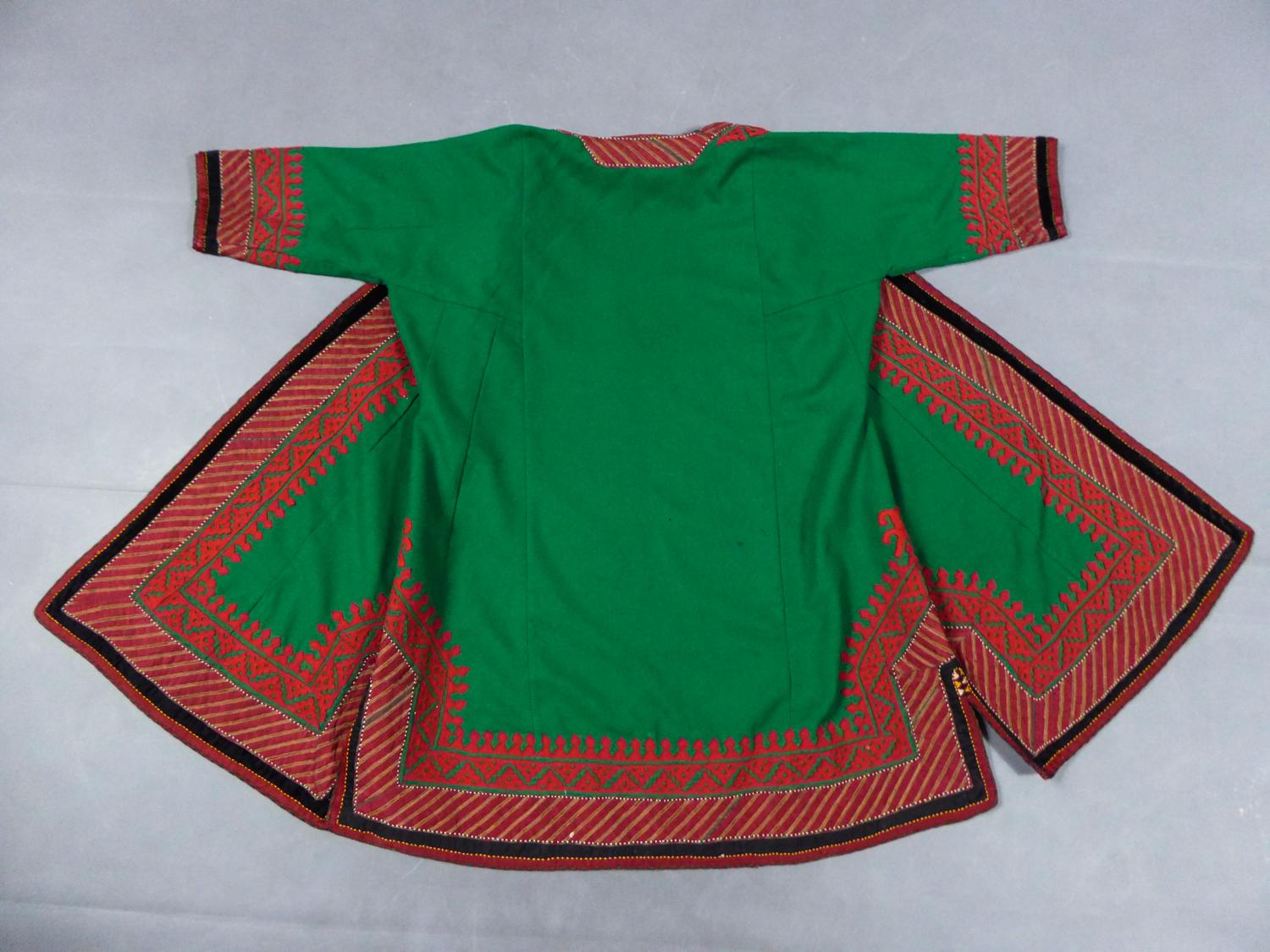 Circa 1950
Turkmenistan

Coat or Kaftan in green wool felt from Istanbul and from Turkmenistan in the years 1950/1960. Kaftan cut with three quarter sleeves and split on both sides. Very nice work of ethnic motifs in red placed wool. Edge of the