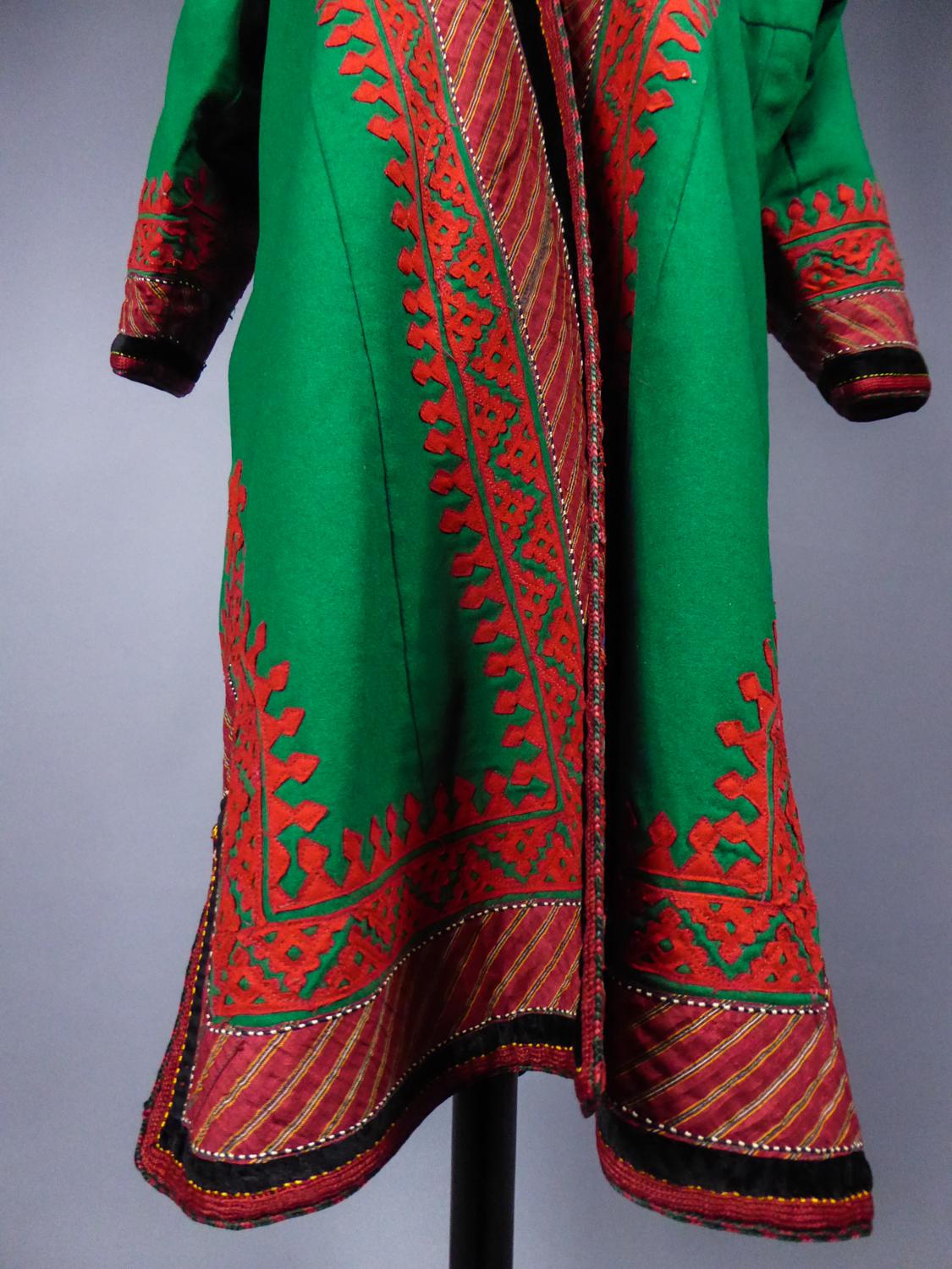 Mantel mit Wollapplikationen - Turkmenistan CIRCA 1950 für Damen oder Herren im Angebot