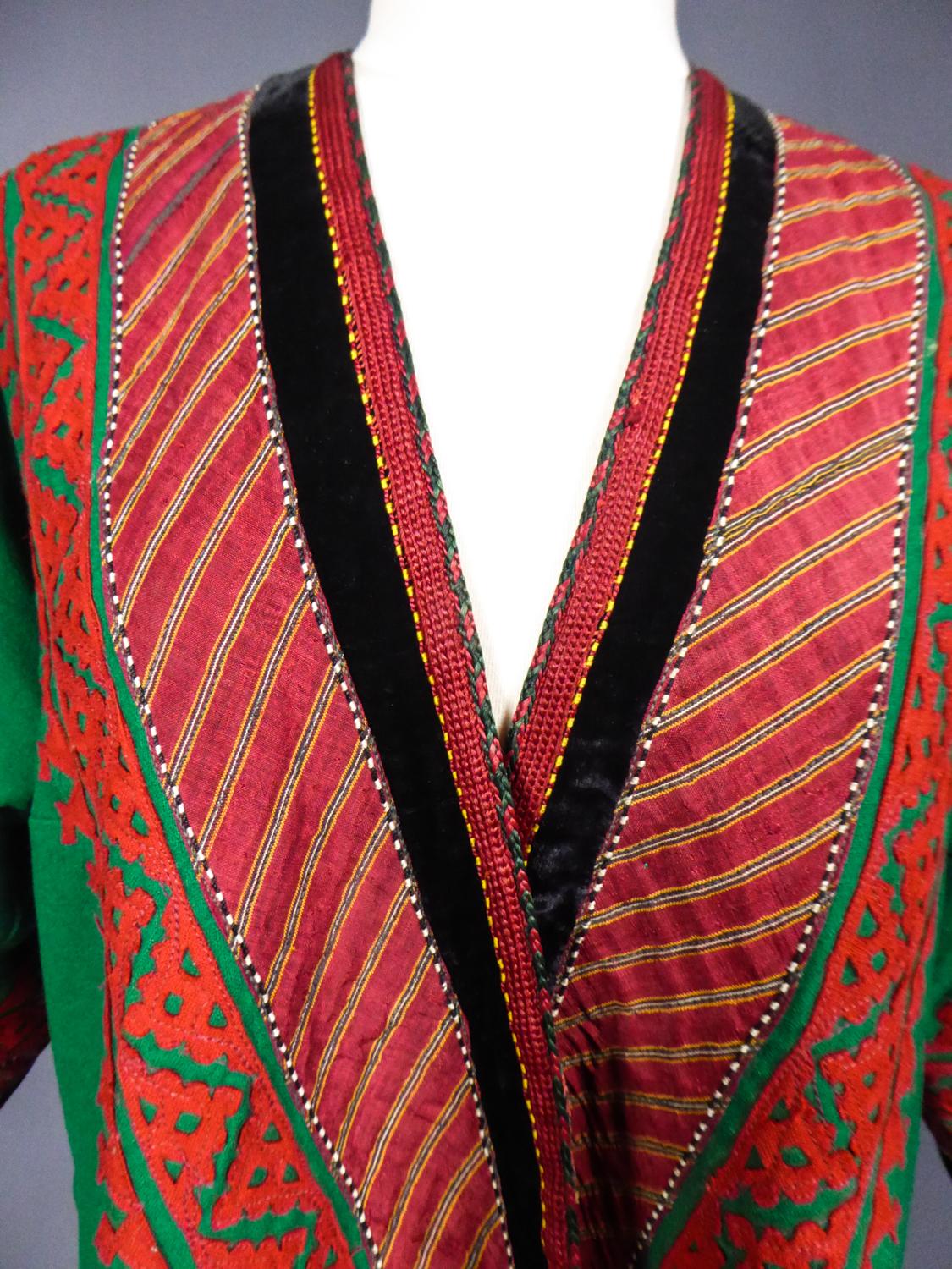 A Woolen Appliqué Coat - Turkmenistan Circa 1950 For Sale 3