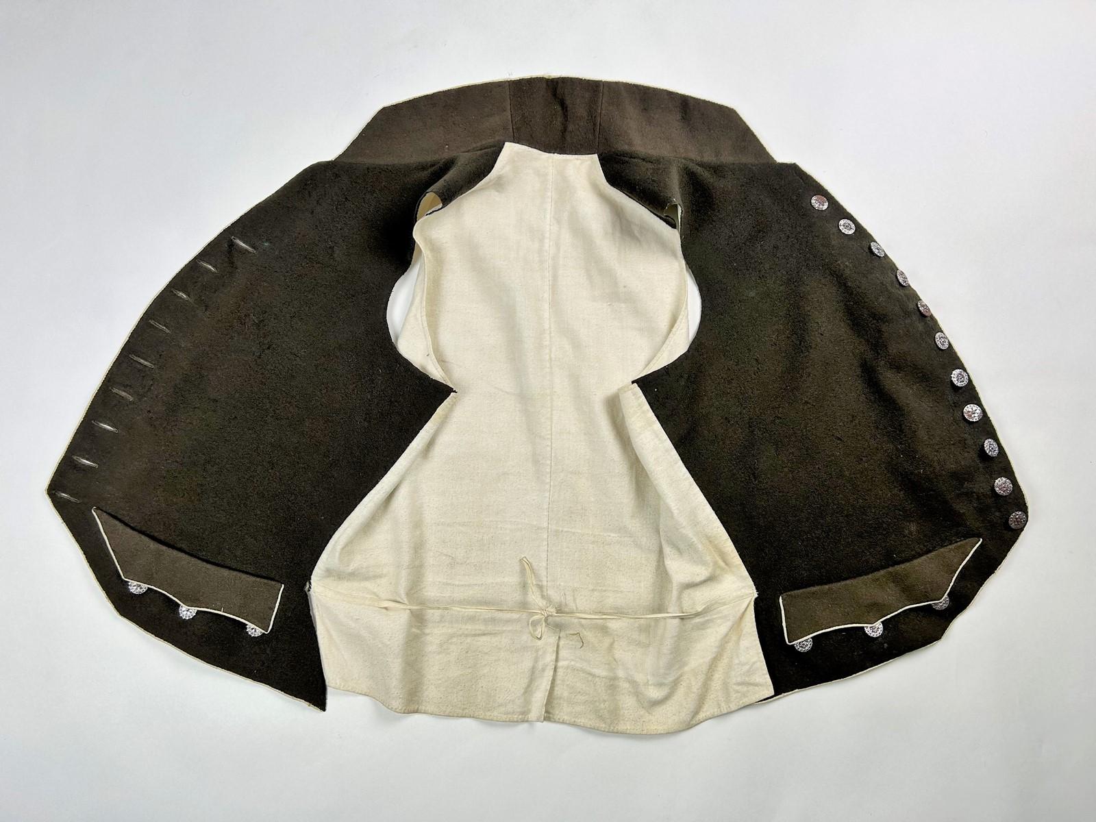 A woollen brown frockcoat and waistcoat with steel buttons - France Circa 1805 For Sale 6