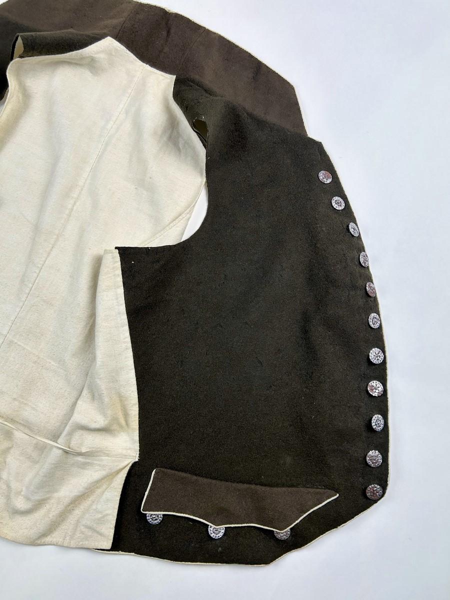 A woollen brown frockcoat and waistcoat with steel buttons - France Circa 1805 For Sale 7