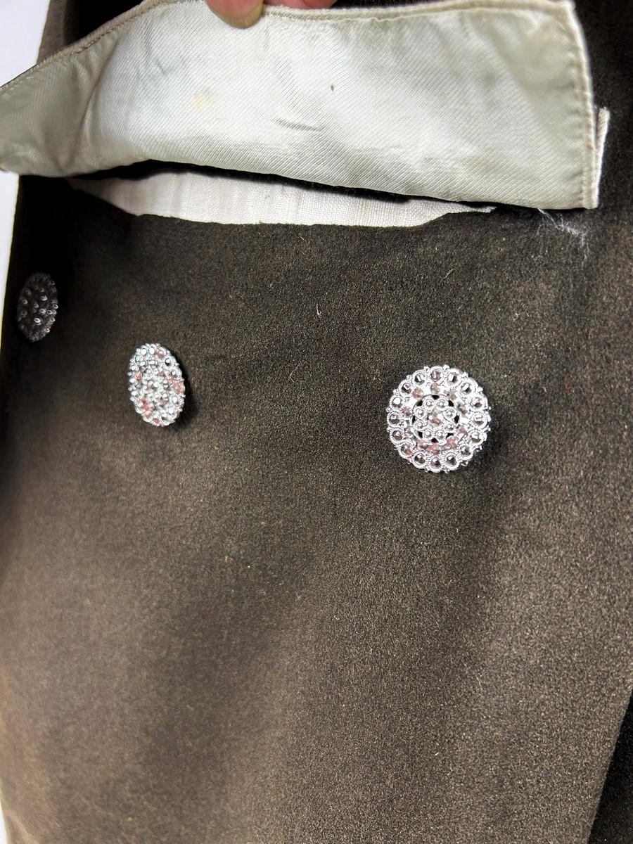 A woollen brown frockcoat and waistcoat with steel buttons - France Circa 1805 For Sale 4