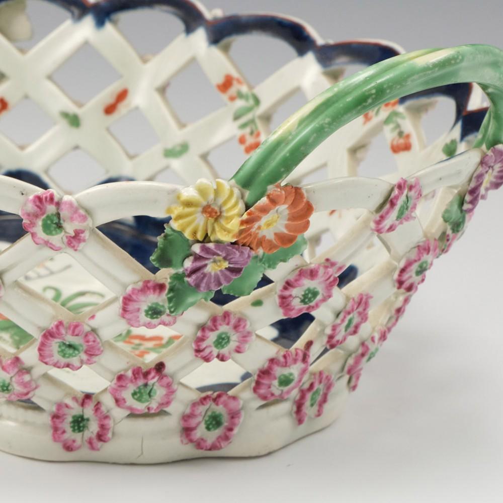 A Worcester First Period Porcelain Oval Pierced Basket, 1765-1770 For Sale 1