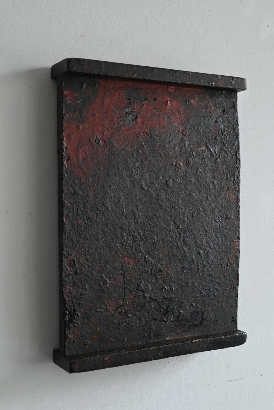 This workbench was used by lacquerware craftsmen from the Taisho to Showa periods.
It is believed that this workbench was used when applying lacquer to wooden vessels.
Perhaps the lacquer was applied on this workboard, or the amount of lacquer was