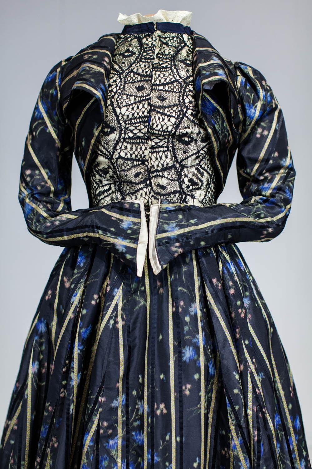 A Worth Historicism French Day Dress in Chiné Taffeta Circa 1900 4