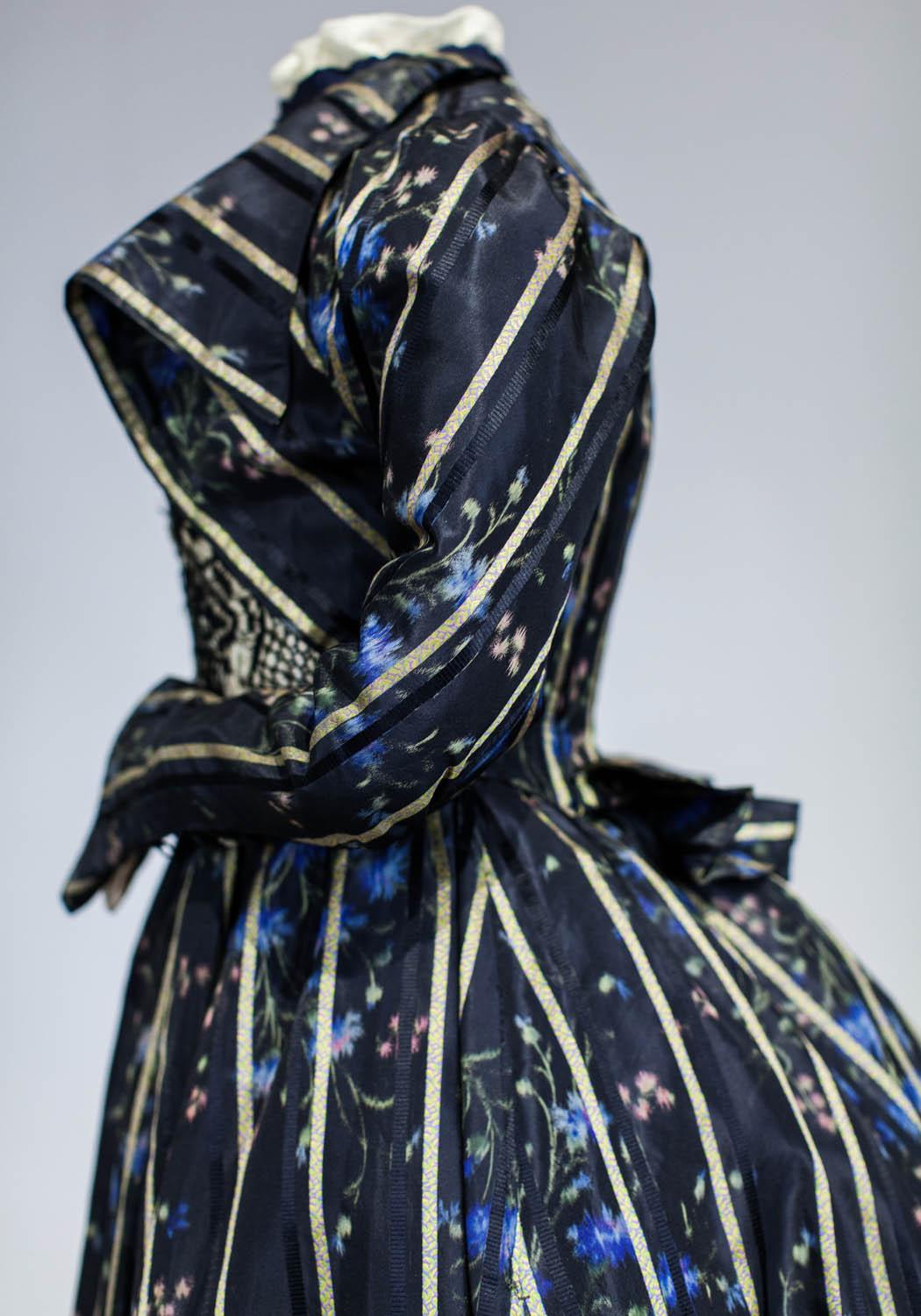 A Worth Historicism French Day Dress in Chiné Taffeta Circa 1900 5