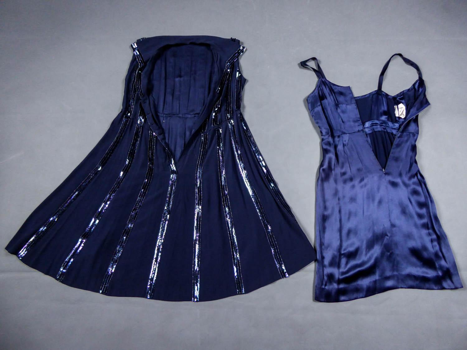CIRCA 1955
Frankreich / England 
Wertvolles Cocktailkleid aus marineblauem Seiden-Crêpe mit horizontalen Streifen, bestickt mit schillerndem marineblauem Glitter und durchscheinenden Perlen, aus der letzten Periode des berühmten Hauses. Gerader,