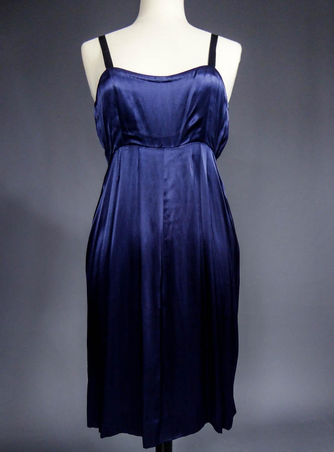 A Worth Paquin Couture Embroidered Chiffon Dress - England Circa 1960 For Sale 4