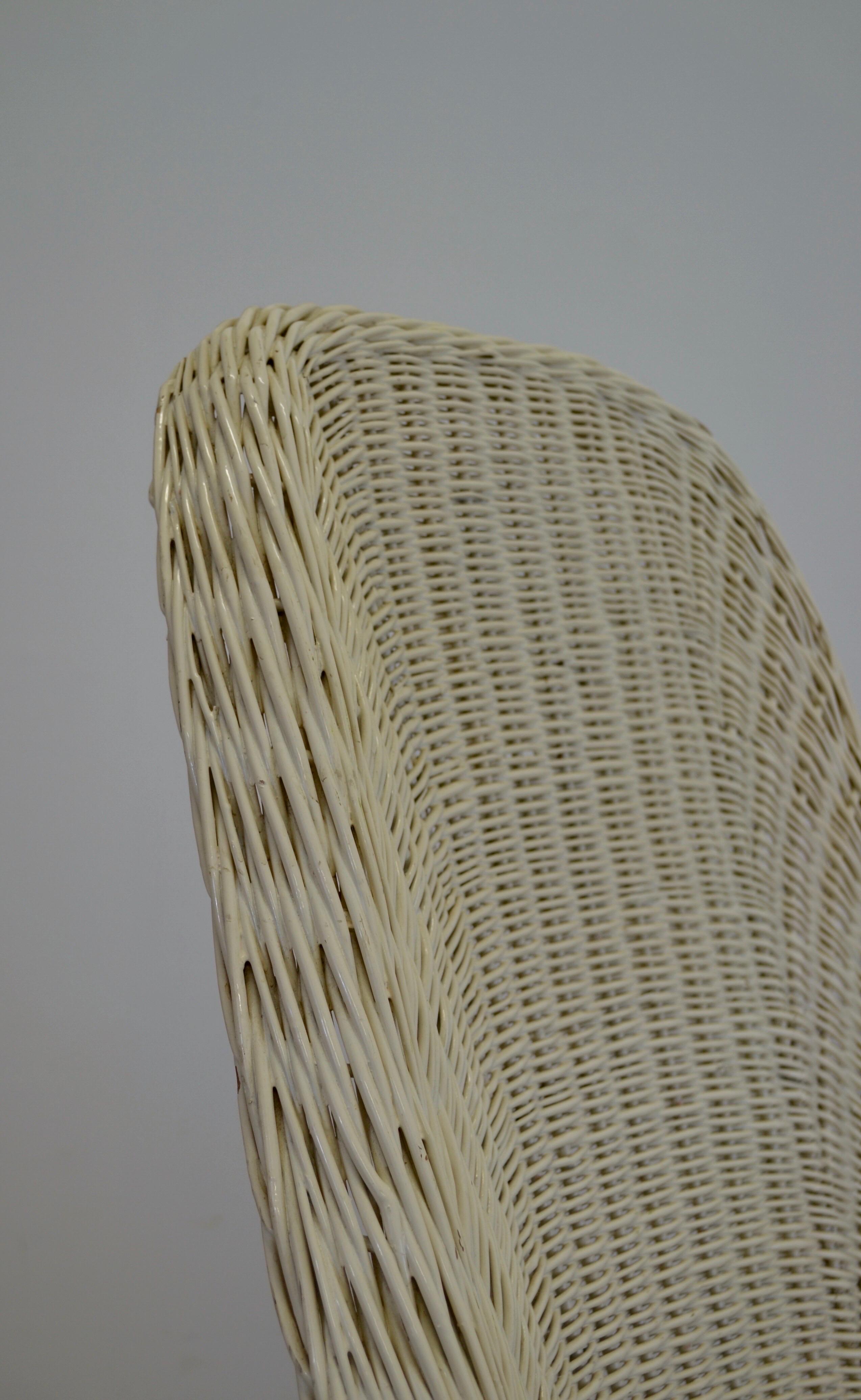 A woven rattan armchair, white lacquered - France - 1960. In Good Condition For Sale In SOTTEVILLE-LÈS-ROUEN, FR