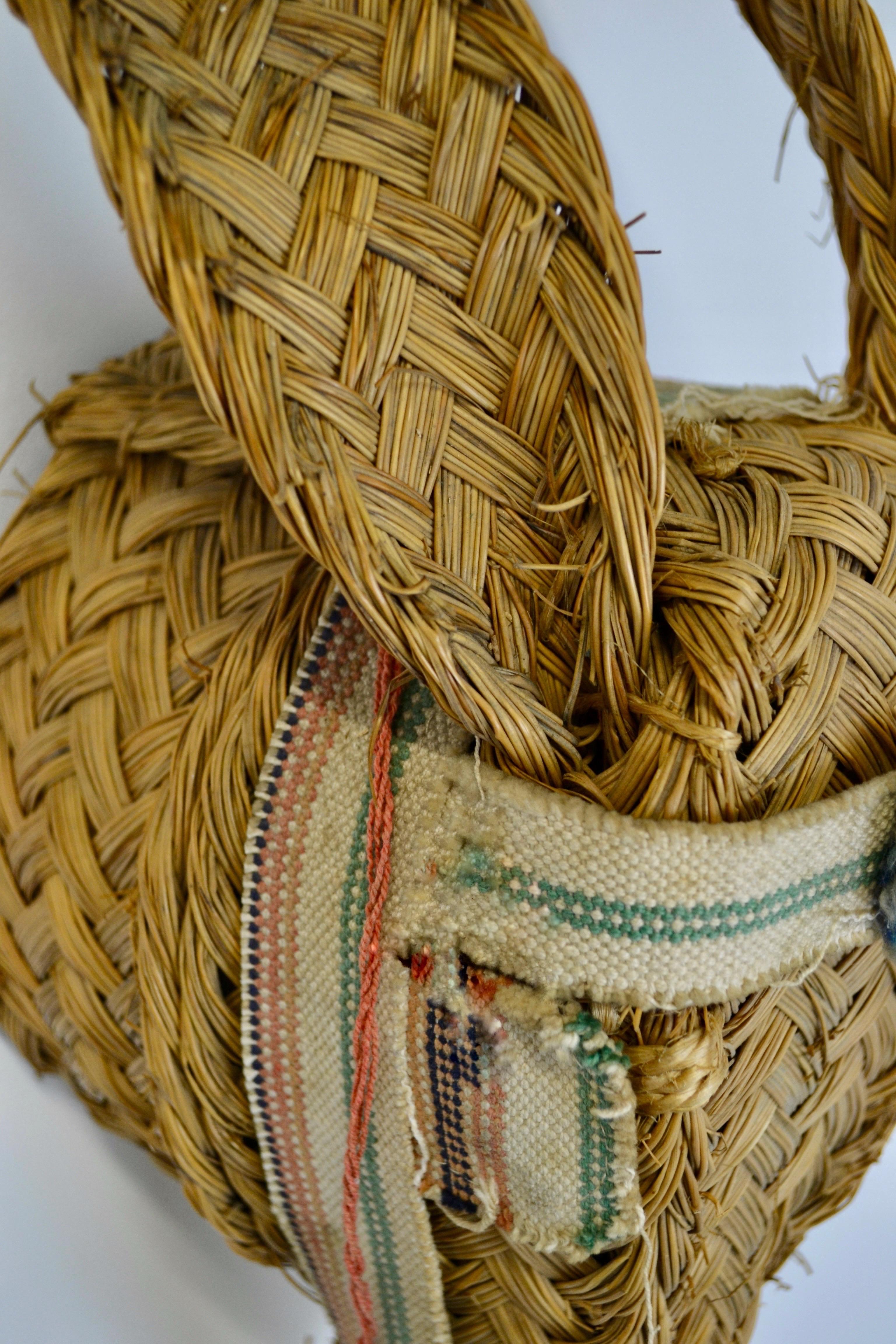 A beautiful wall mask made from woven esparto grass, depicting a donkey’s head. This rare piece of folk art from the South of France dates back to the 1970s. Entirely handcrafted, it showcases the traditional weaving techniques of esparto, a durable