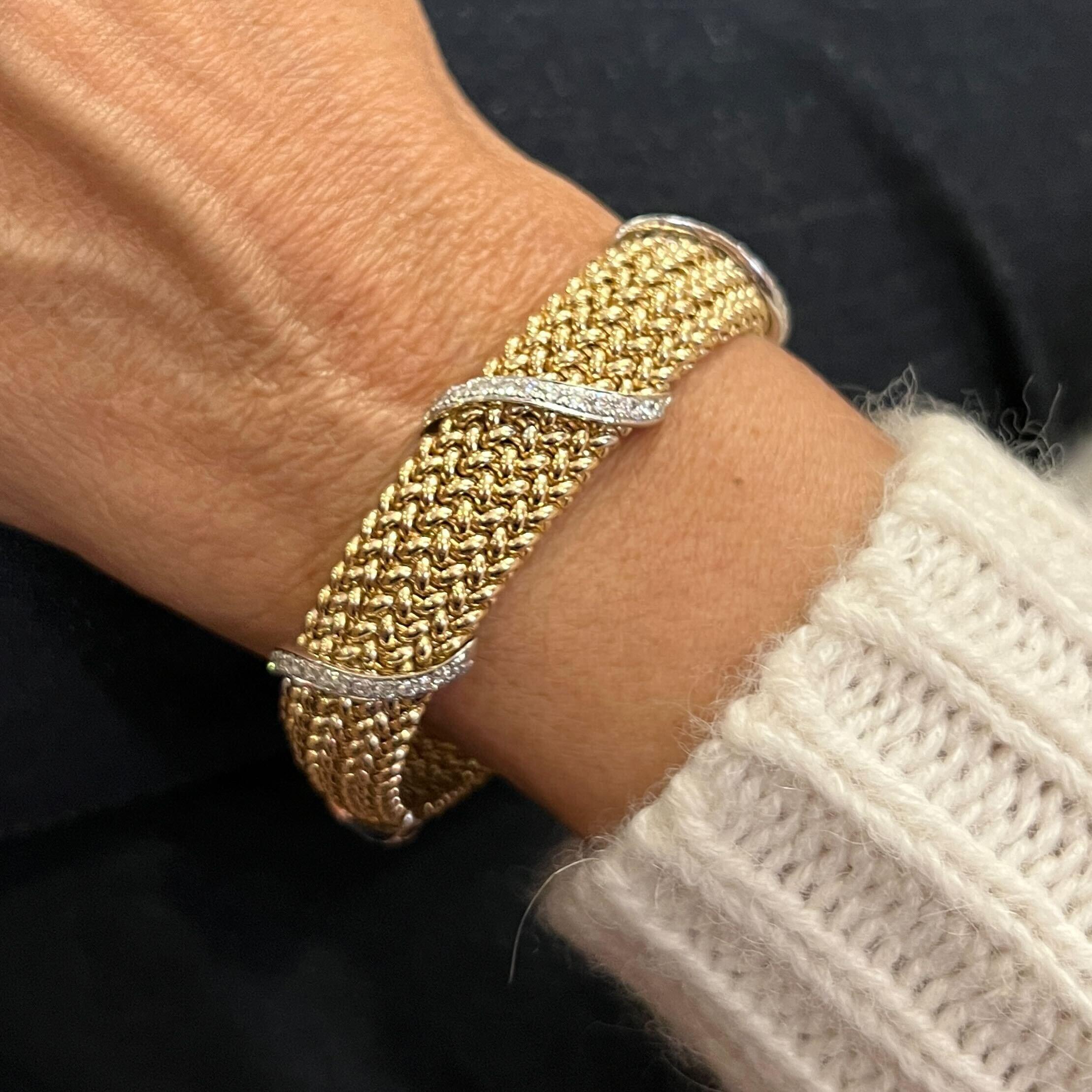 Armband aus gewebtem Gelbgold und Diamanten im Zustand „Hervorragend“ in New York, NY