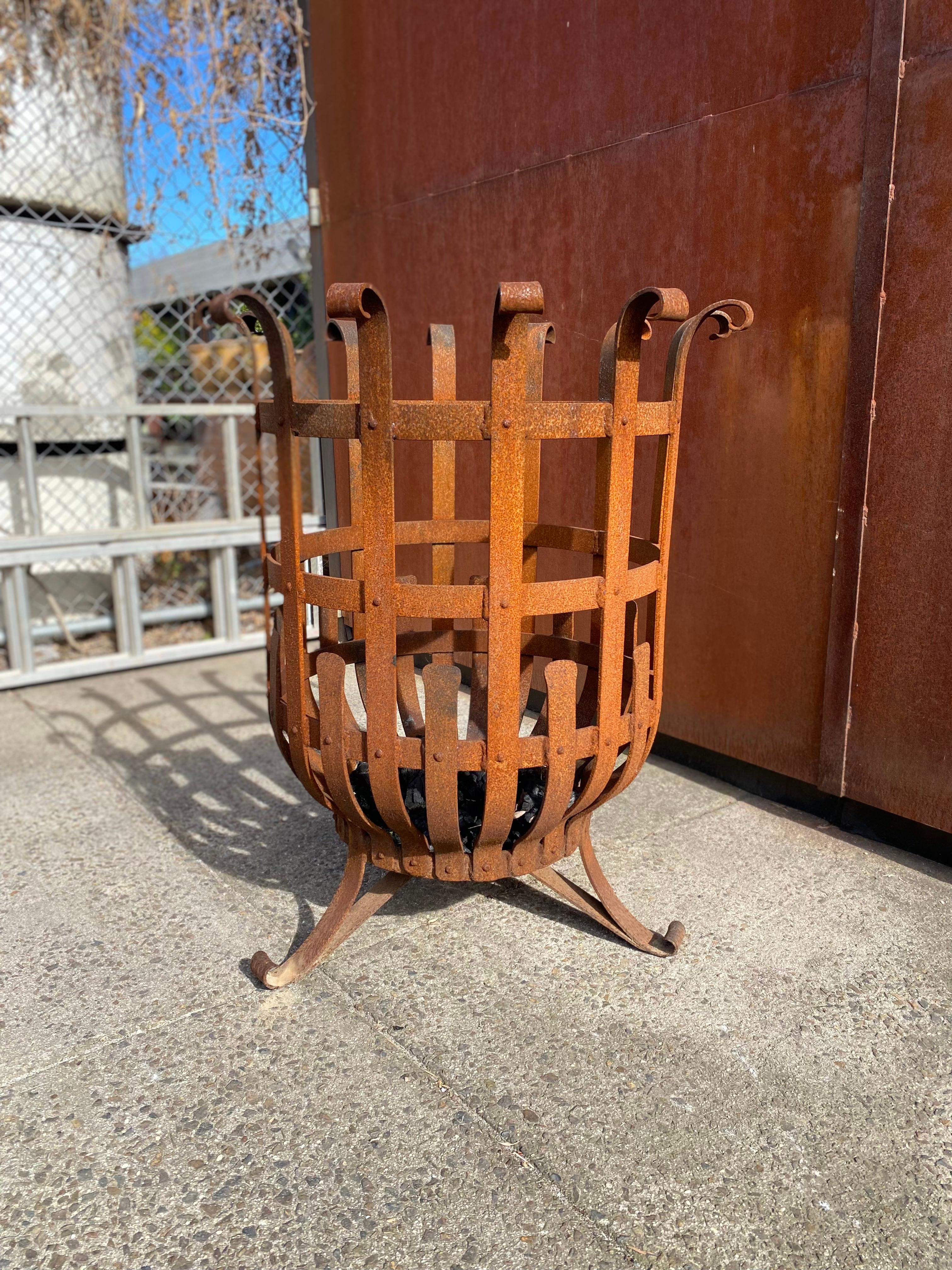 Un brasero de hierro forjado en venta 3
