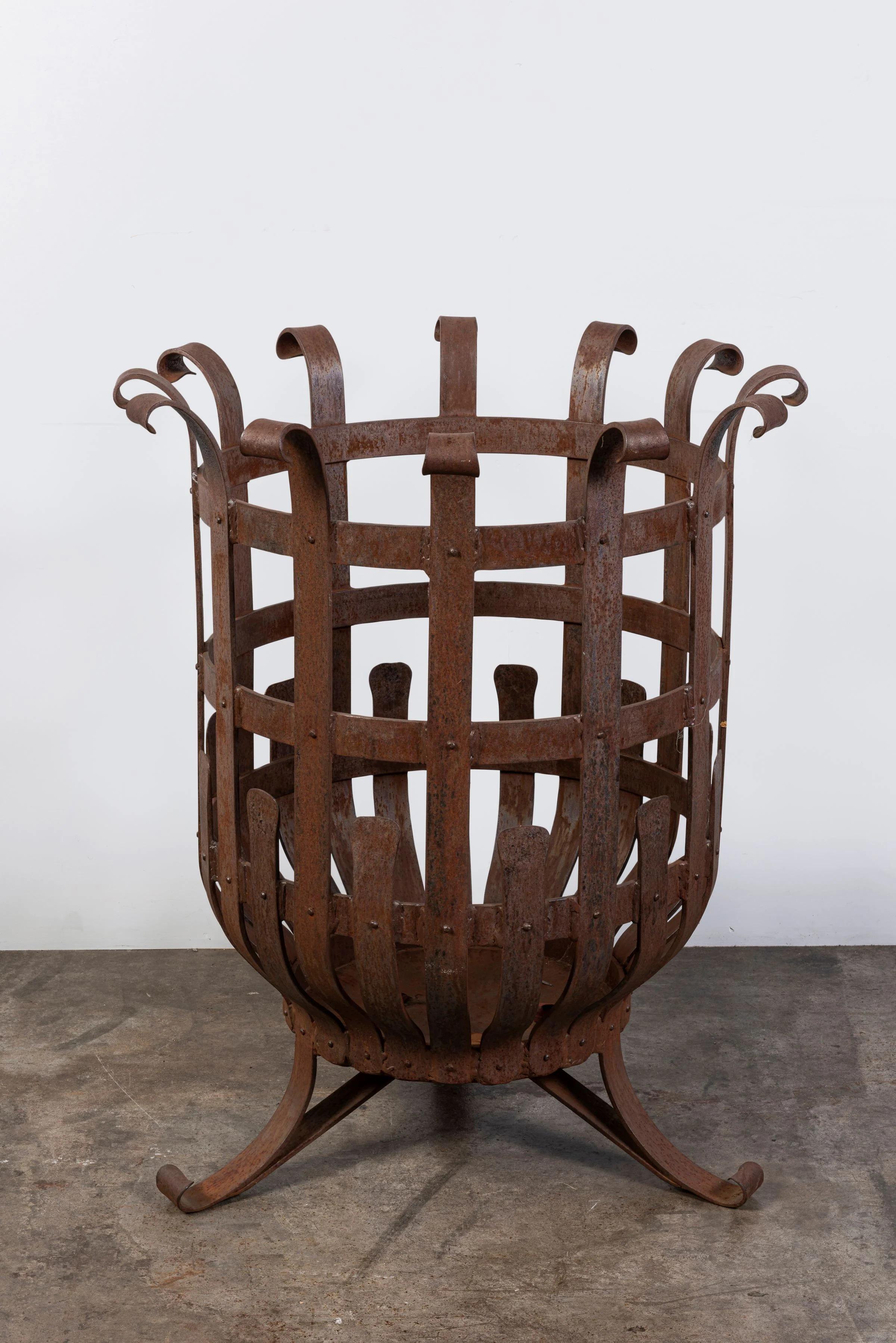 Un brasero de hierro forjado

Dimensiones:
Altura: 93 cm.
Diámetro: 75 cm.