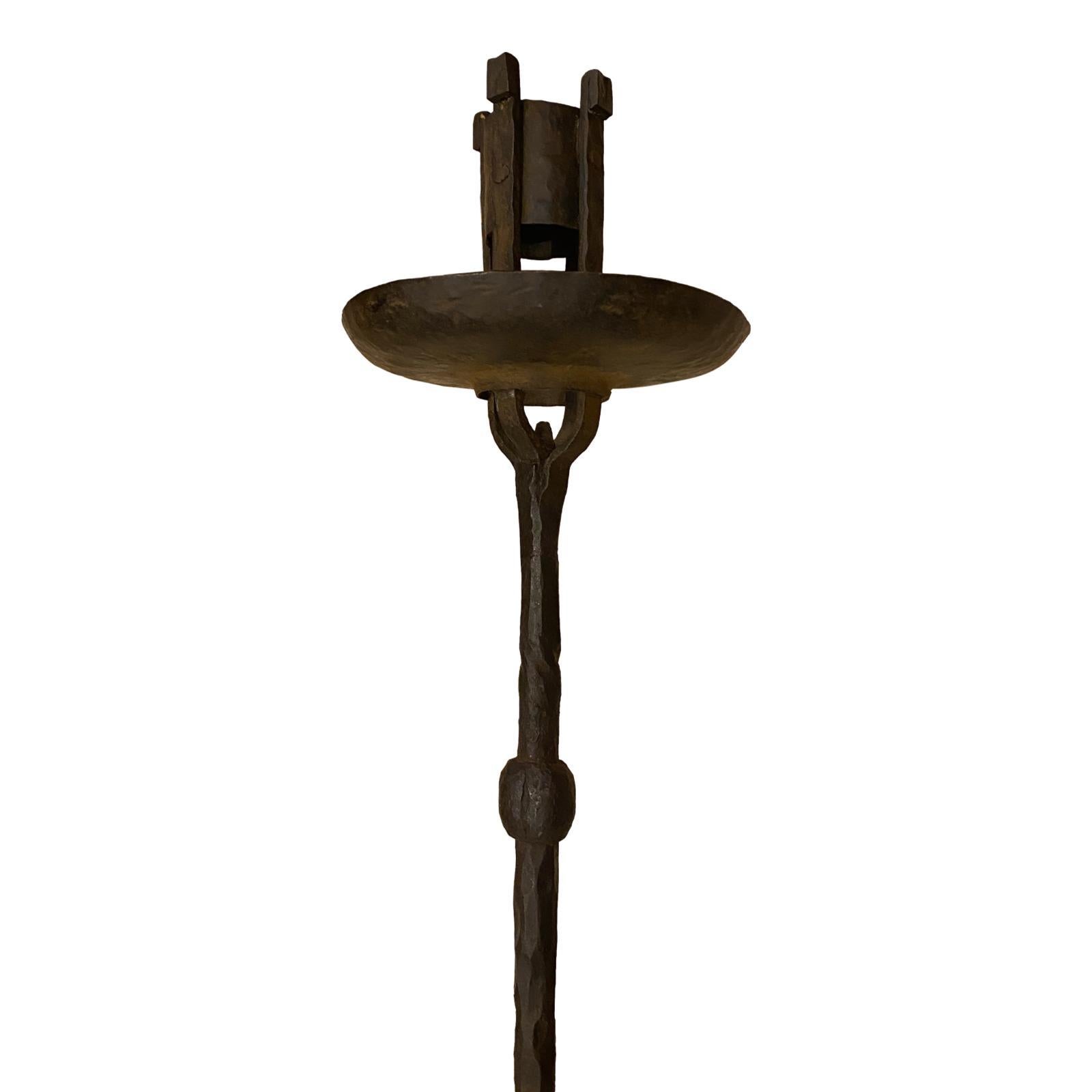 Lampadaire tripode en fer forgé anglais datant de 1900. Peut être électrifié.

Mesures :
Hauteur : 52