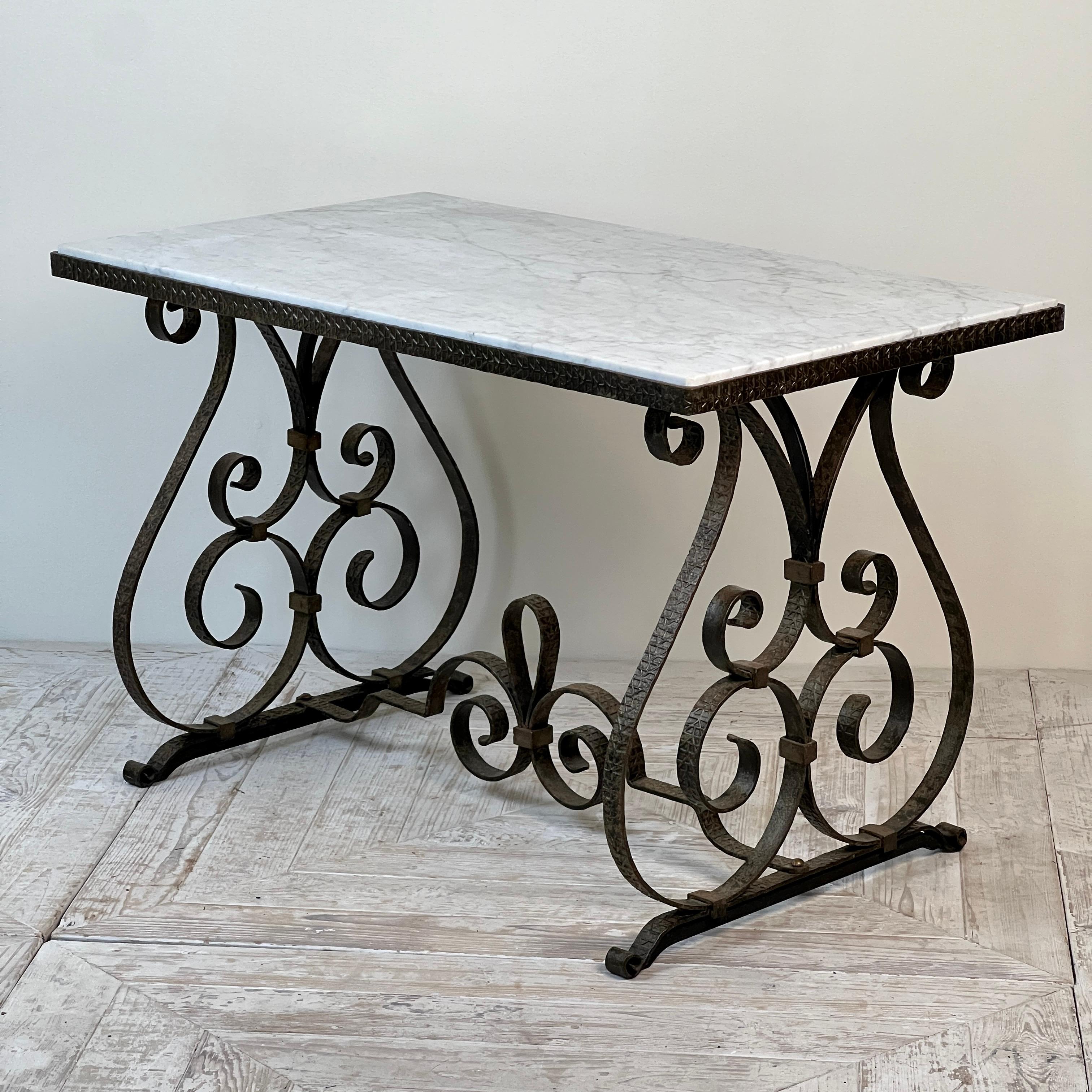 Table à café ou d'appoint en fer forgé à plateau en marbre Circa 1930 en vente 3