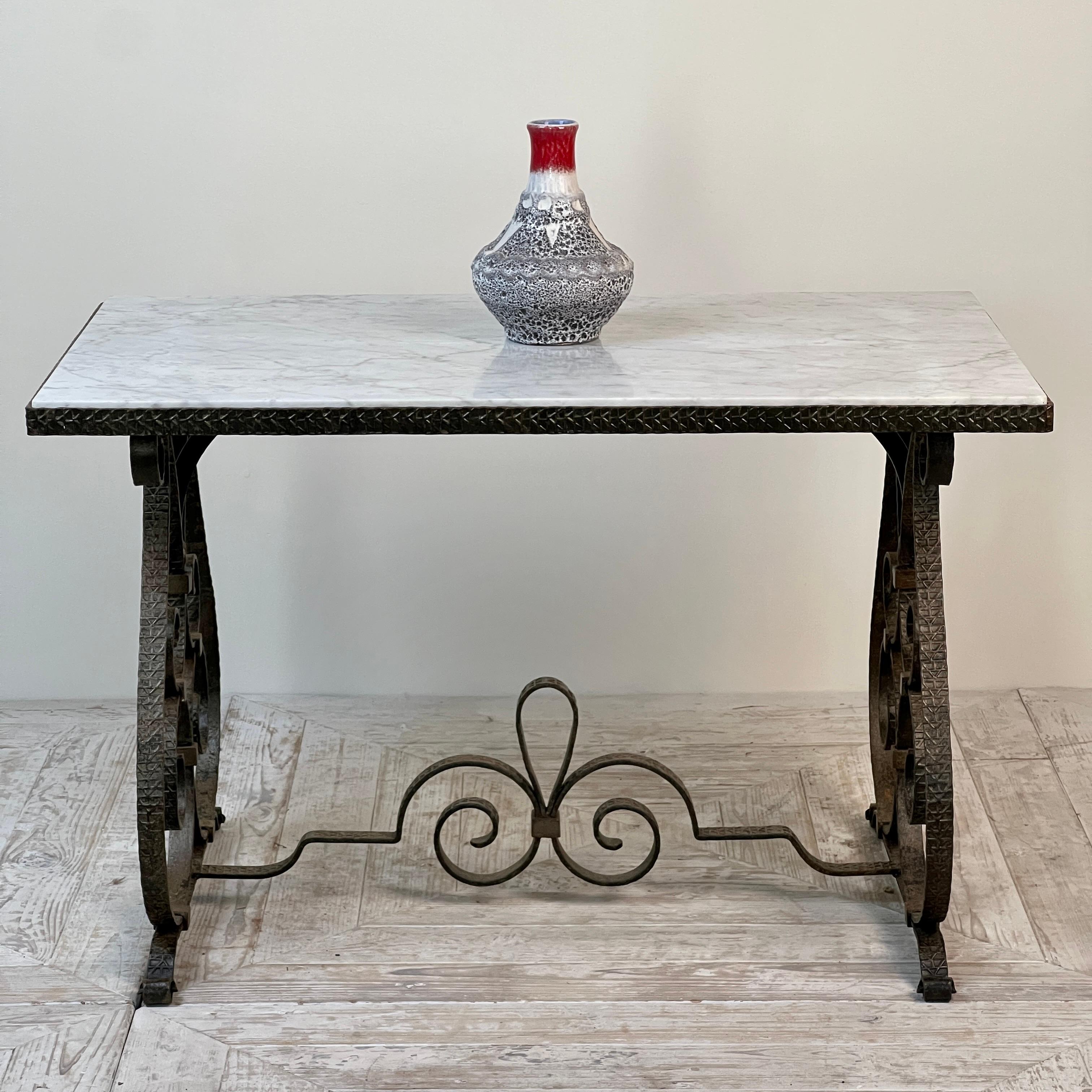 Table basse ou d'appoint élégante en fer forgé et plateau de marbre, vers 1950

Le plateau rectangulaire en marbre blanc et veiné de gris s'insère parfaitement dans le cadre en fer situé en dessous. Magnifiquement réalisé, le cadre en fer forgé